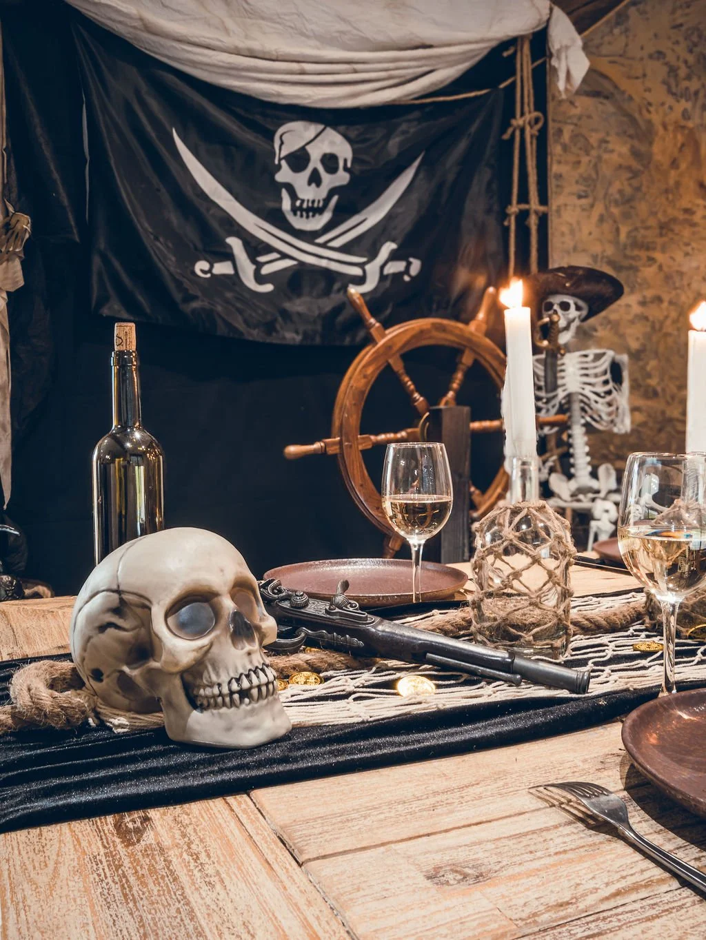 Détail table pirate immersive avec crâne décoratif et bougies – location Nantes