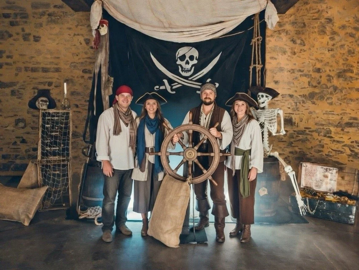 Location décor pirate à Nantes – groupe d’amis lors d’une soirée à thème avec décor immersif pirate