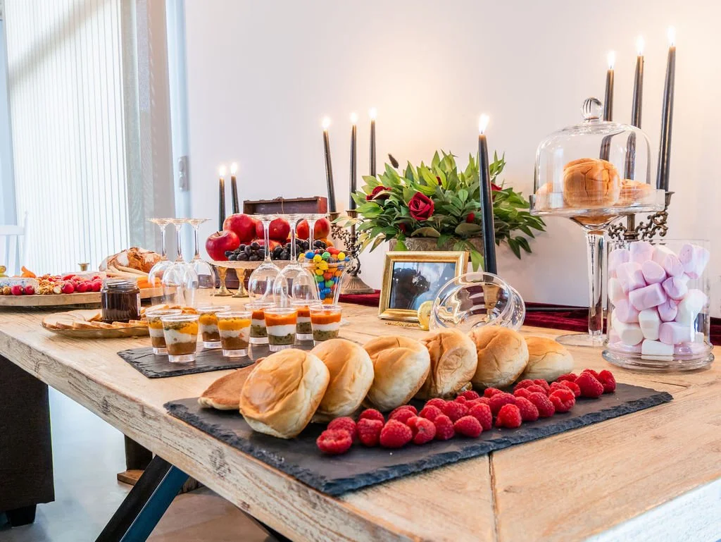 Buffet Speakeasy – mise en scène apéritive, décoration années 20 et ambiance club privé