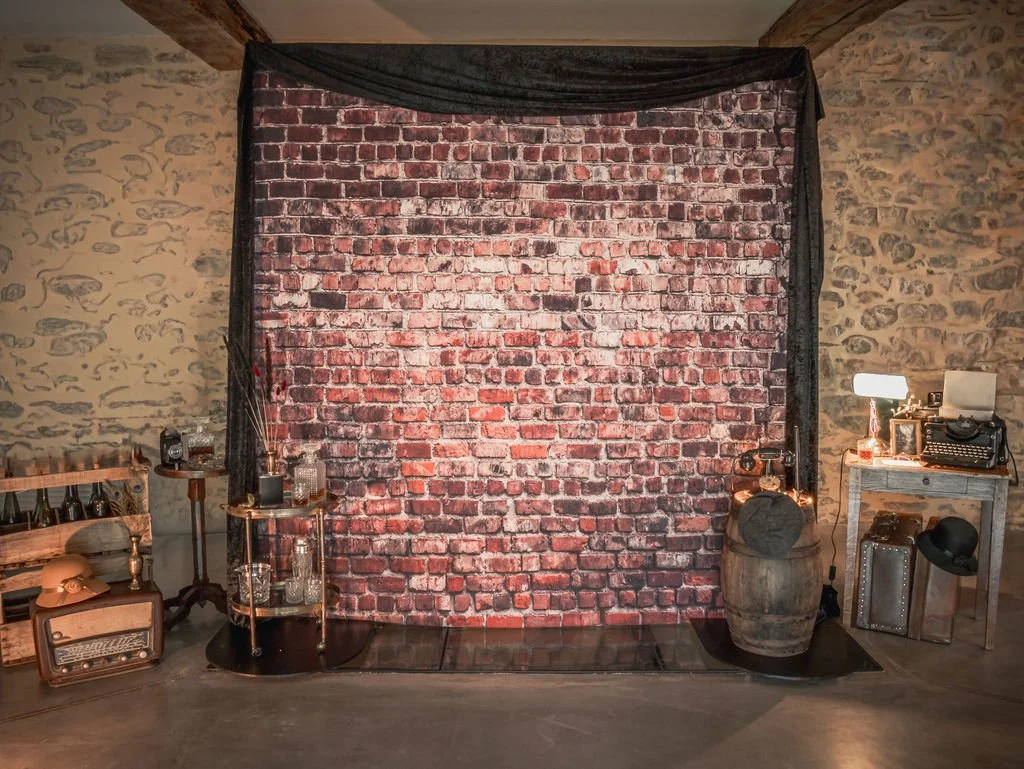 Espace décor Speakeasy – fond mur de briques, accessoires vintage, ambiance club clandestin