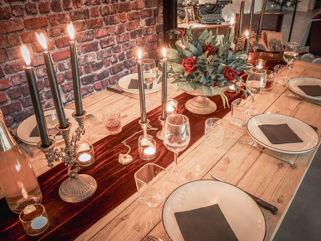 Table Speakeasy – chandeliers, centre de table et ambiance feutrée type bar secret