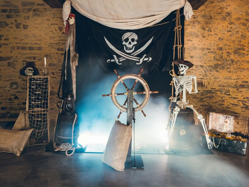 Décor Pirate immersif à louer à Nantes pour anniversaire adulte ou soirée à thème – univers aventure et trésors