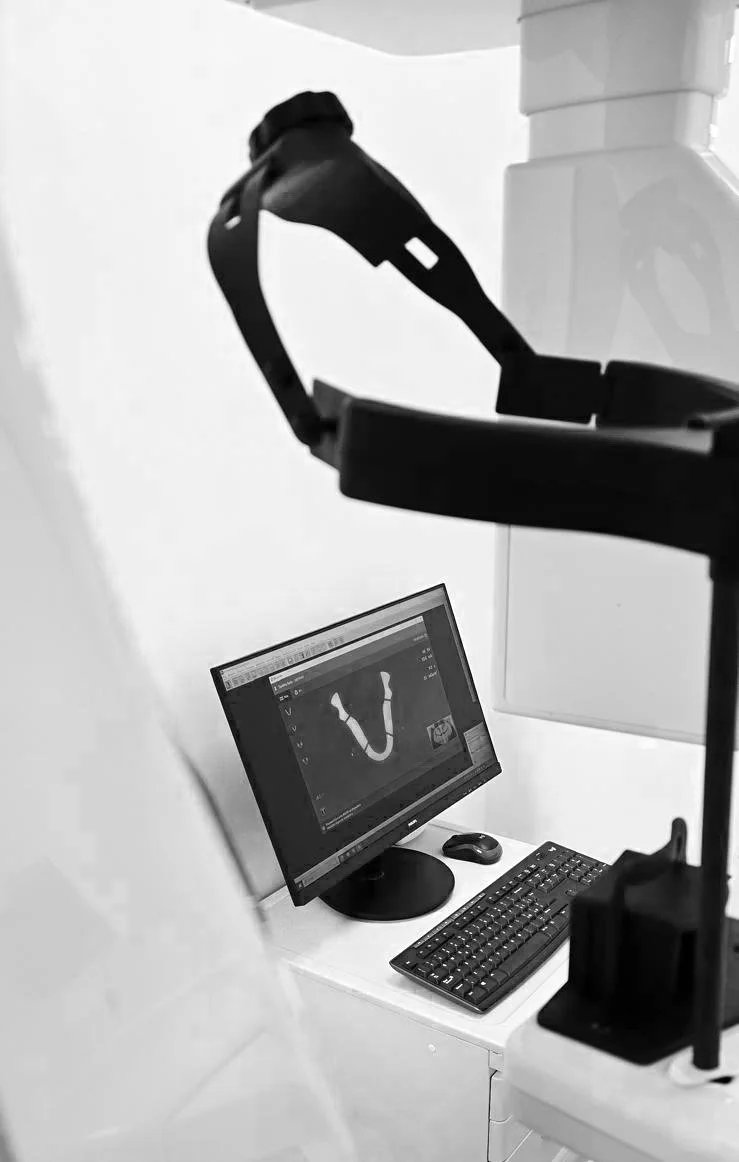 Schermo di computer che mostra un'immagine di un'anatomia umana, visibile da un sistema di radiografia o scansione, con strumenti di laboratorio o analisi mediche circostanti.