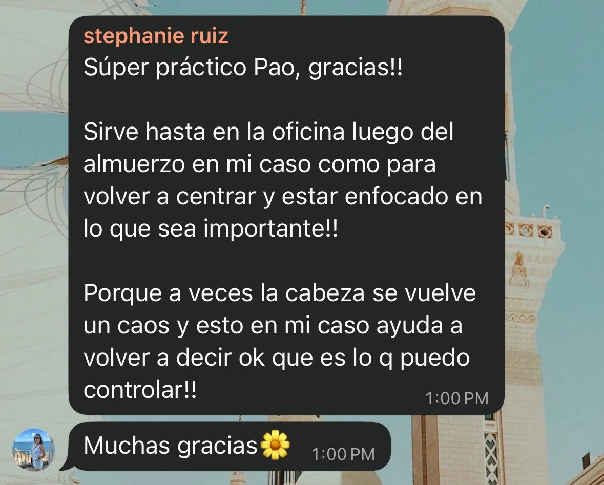 A text message exchange on a smartphone screen in Spanish, thanking someone for a practical bag and explaining how it helps with focus and creating order in the person's life.