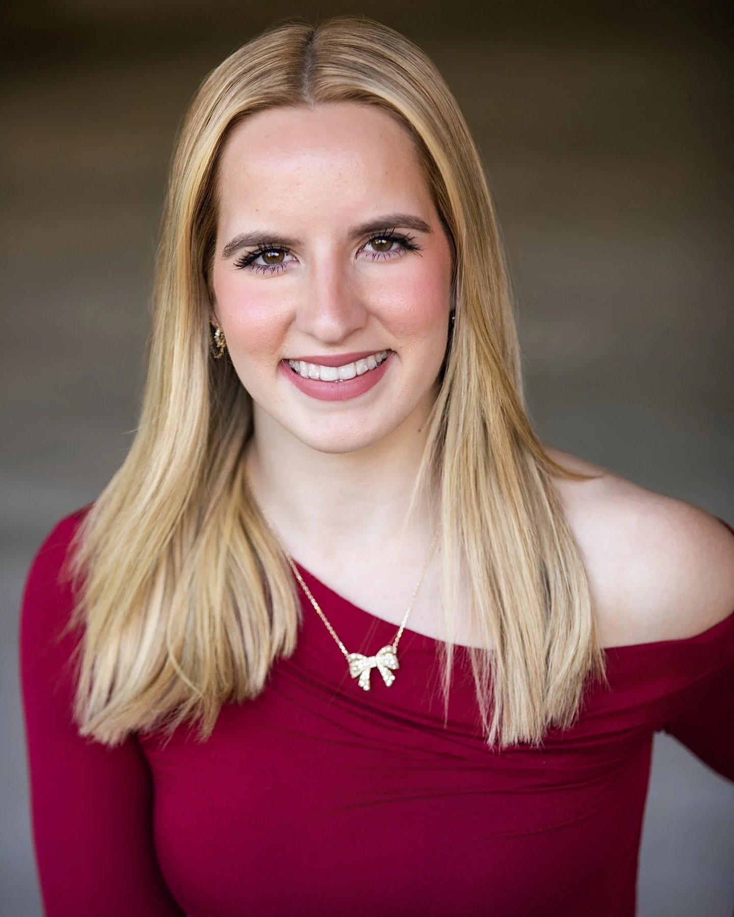 A smile as infectious as @emmachambers_17&rsquo;s just HAS to be captured! Hurry over to the link in our bio to book your headshot session today! 🔗
.
.
#headshots #atlphotographer #headshotphotography #atlantaheadshots