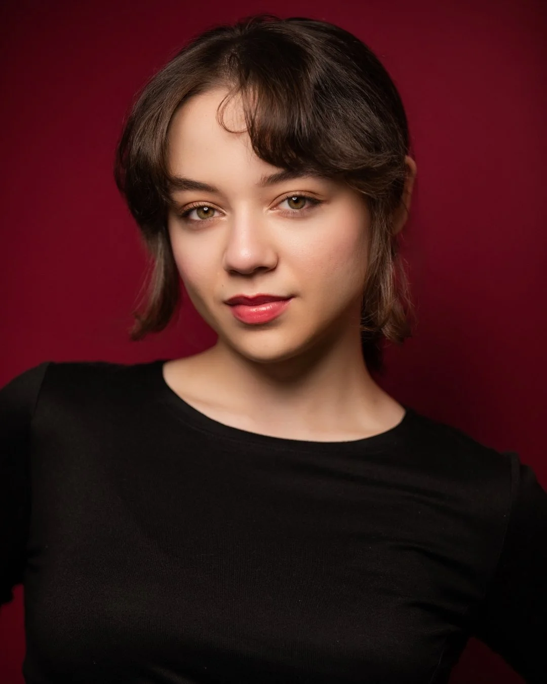 This burgundy backdrop has been putting in the MILES to give us incredible shots like these! Amanda came to stun and certainly did; we can't wait to see this face plastered on billboards (hopefully with this headshot too 😉)!

To book your headshots 