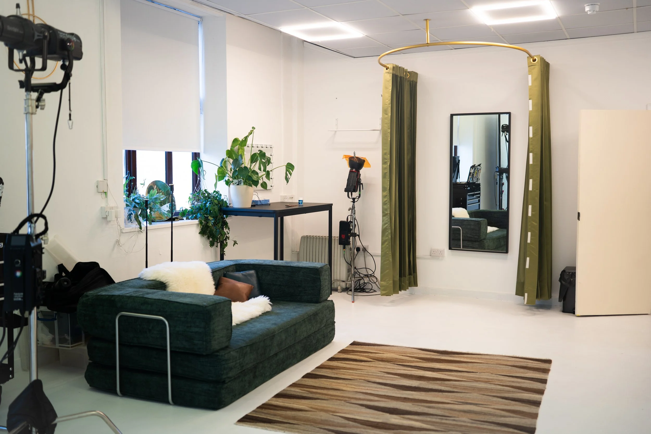 White cyc studio for hire near Shoreditch — STU22 photography and video studio
