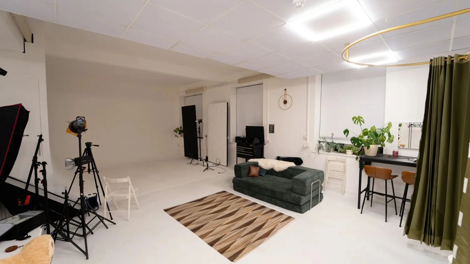 London cyclorama studio hire: seamless white cove lit for photography and film at STU 22