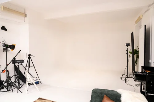 Wide angle of the Infinity Cove photography studio hire space at STU 22, Wapping East London