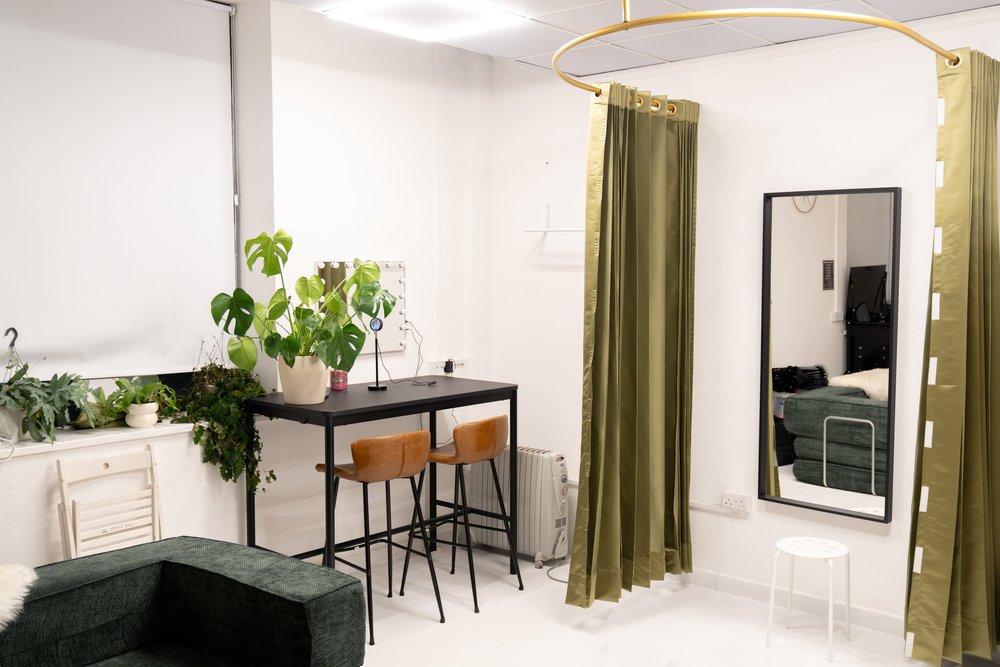 Wide angle of the all-white infinity cove studio at STU 22 Wapping, East London