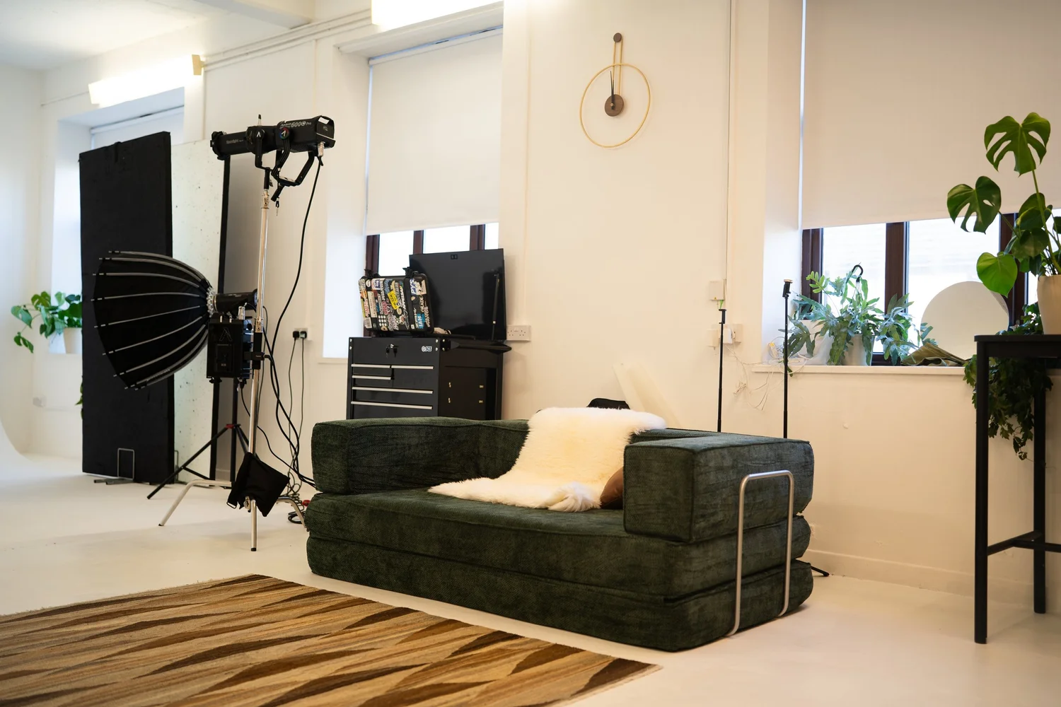 Professional photography studio hire Wapping: cyclorama cove with studio lighting set up at STU 22
