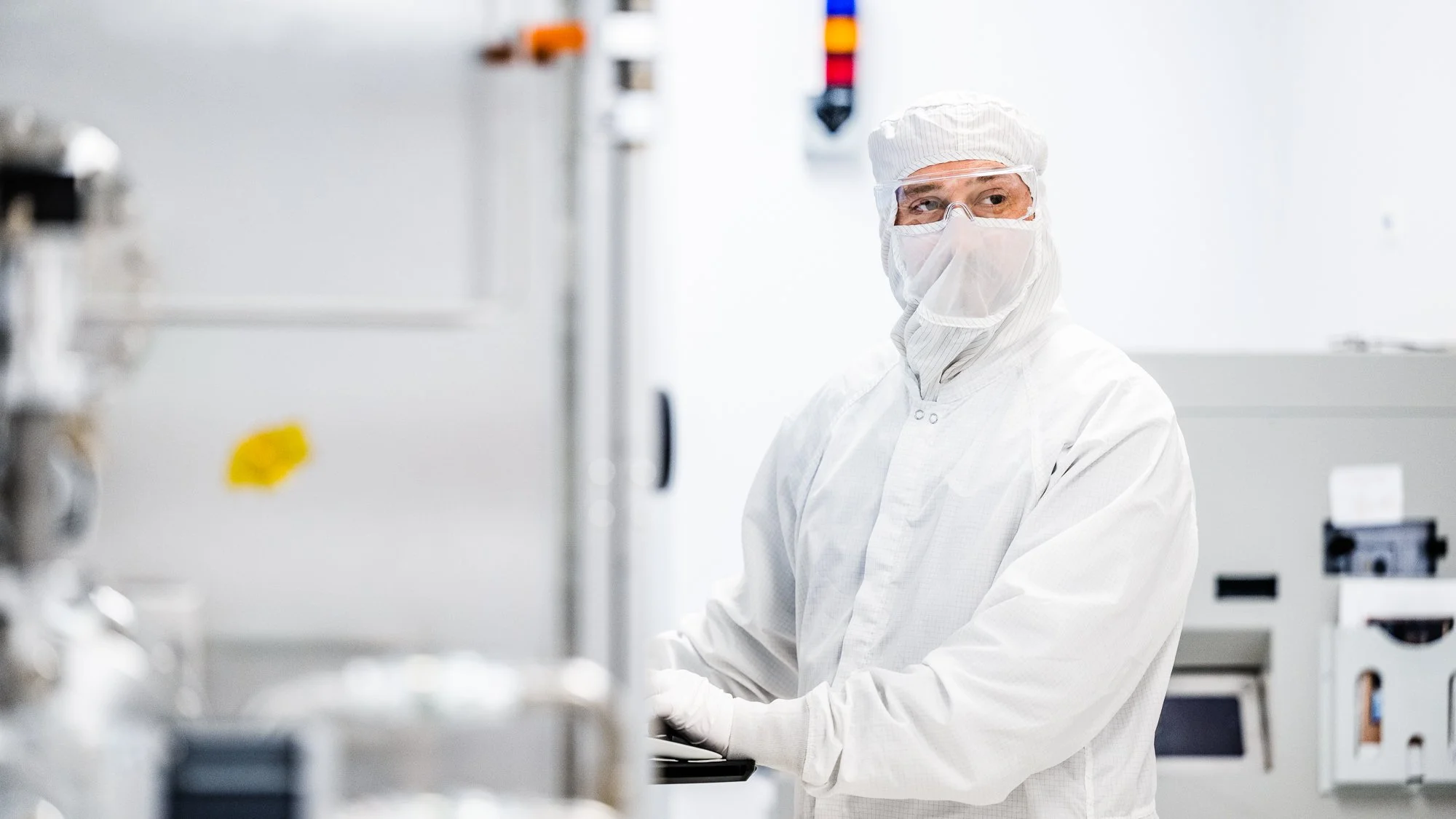 33415D_1771_CPA_440 Cleanroom_Quantum_South Pole Telescope_WEB.jpg