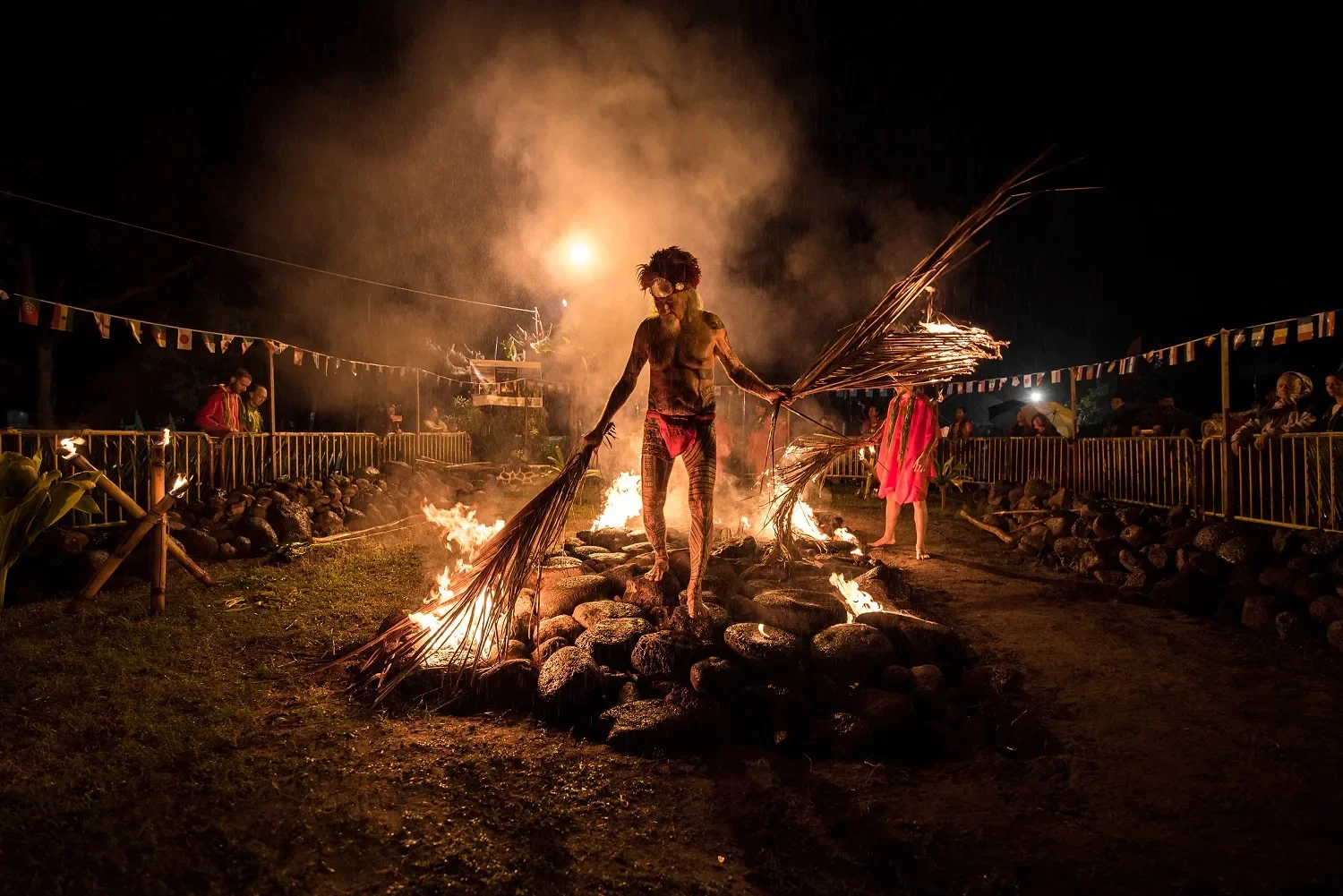 La pirobazia: camminata sui carboni ardenti. 