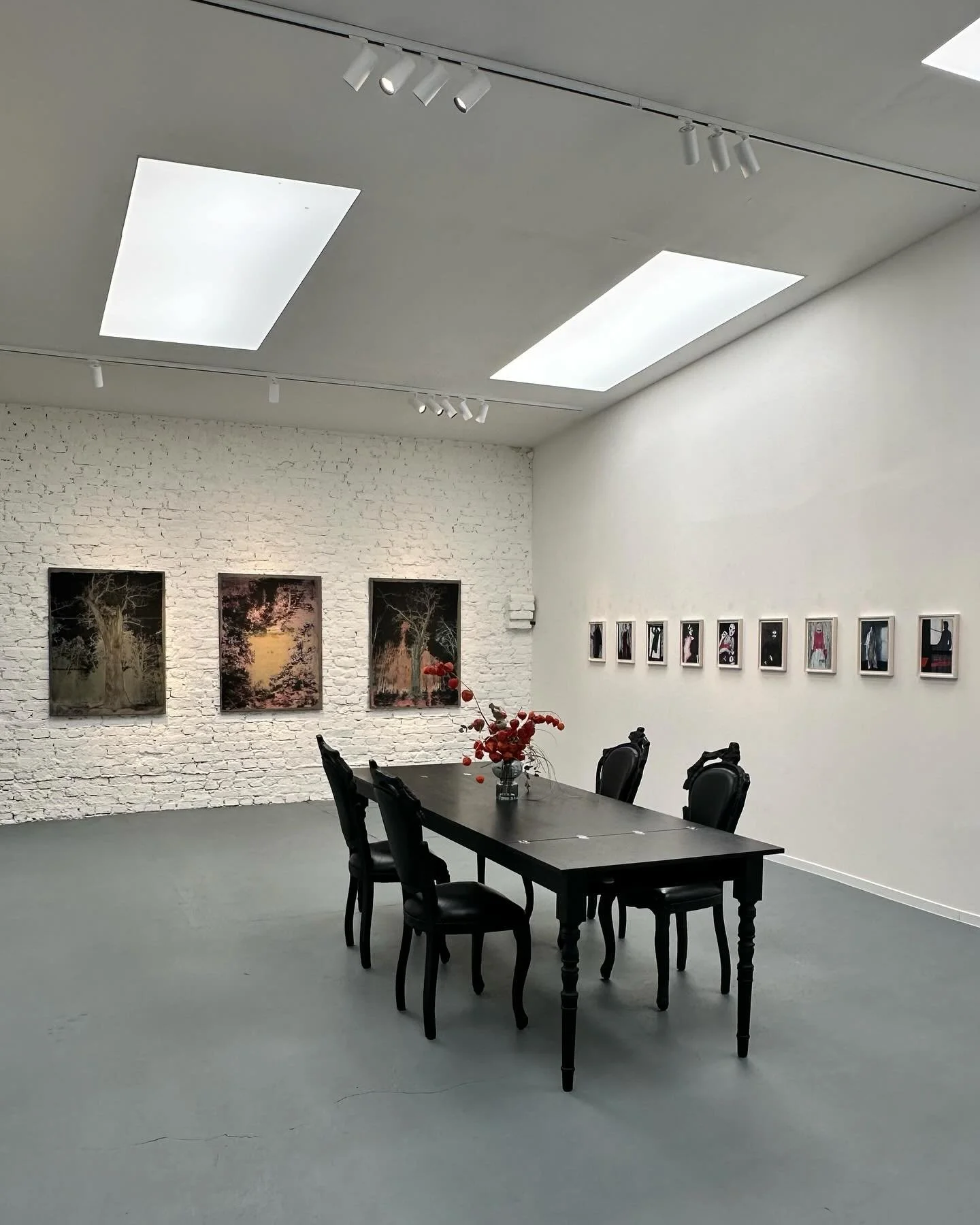 Finissage!!! Friday 20 October 2024 at 6-9pm / 18-21h, of the wonderful exhibition COSIMA HAWEMANN: SPIEGELUNGEN / REFLECTIONS in my showroom in Cologne!
The artist will be present.
With special Christmas cocktails created by Simon Schubert. 🍹🧉🥂 
