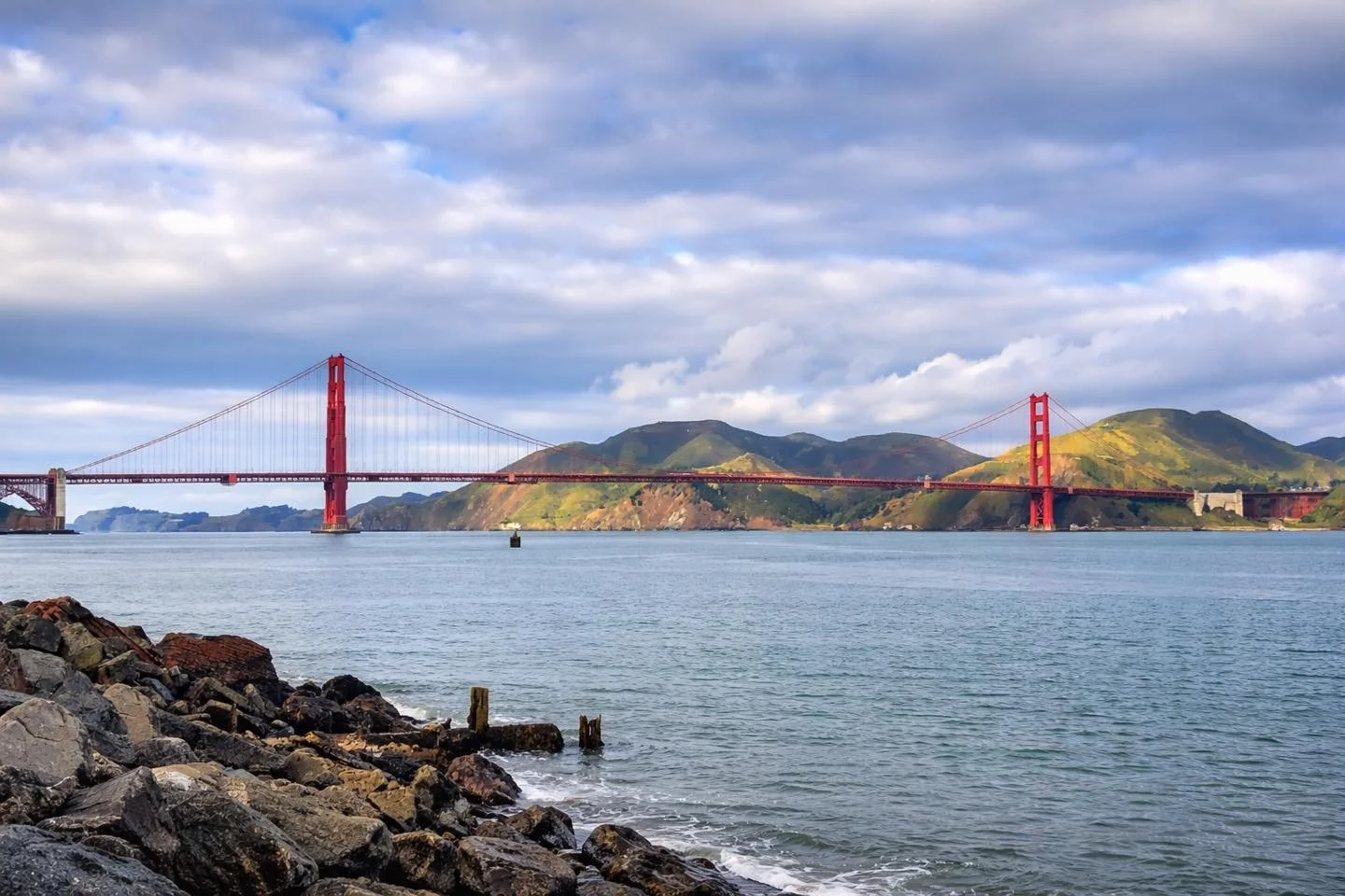 📍 San Francisco

There&rsquo;s something about standing still while everything moves.

The wind.
The tide.
The fog rolling over the bridge.

San Francisco feels like contrast &mdash; innovation and history, steel and shoreline, ambition and stillnes