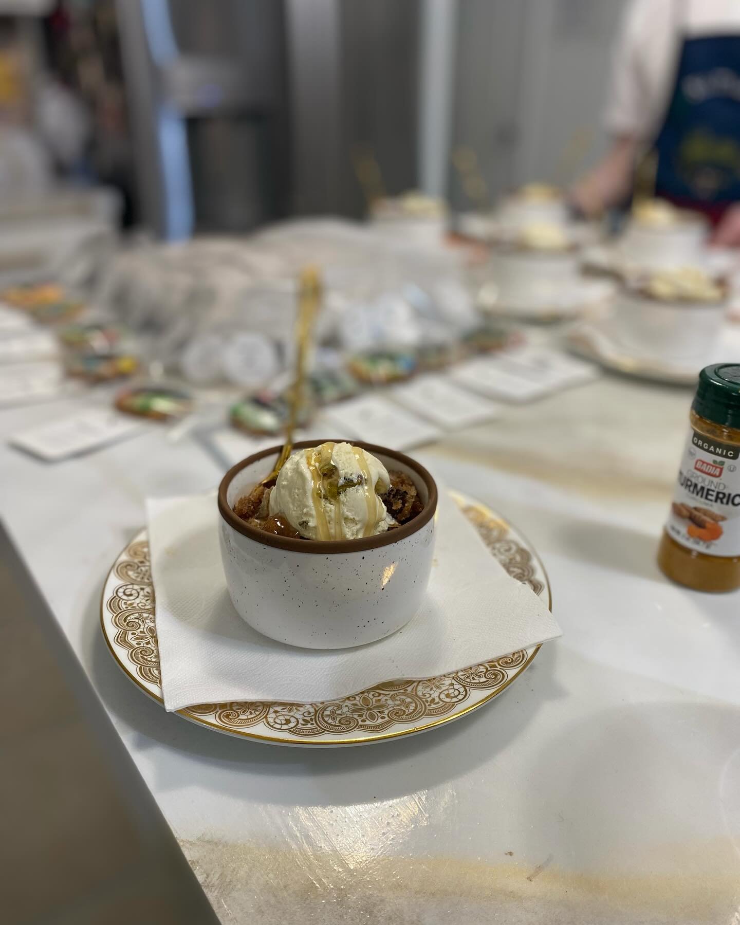 Yesterday we got the chance to make a delicious date/pecan GLUTEN FREE pudding for another successful dinner 🍽️ . The pudding was served with some pistachio cardamom ice cream and a little touch of honey 🍯. Amazing night we had together, so gratefu