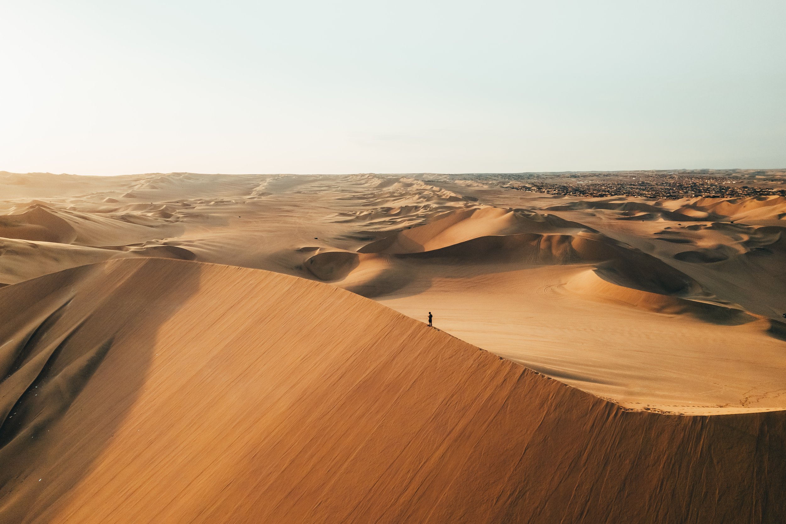 Wüstenlandschaft mit Sanddünen und einer einzelnen Person in der Mitte, Namib Wüste