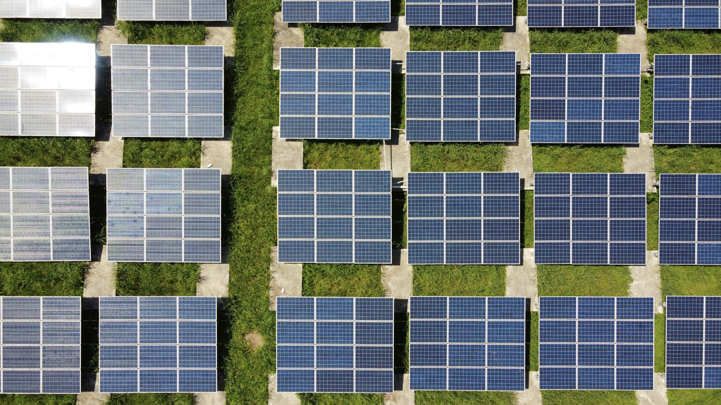 Qué Exigen los Financiadores en Seguros para Proyectos Solares en LATAM