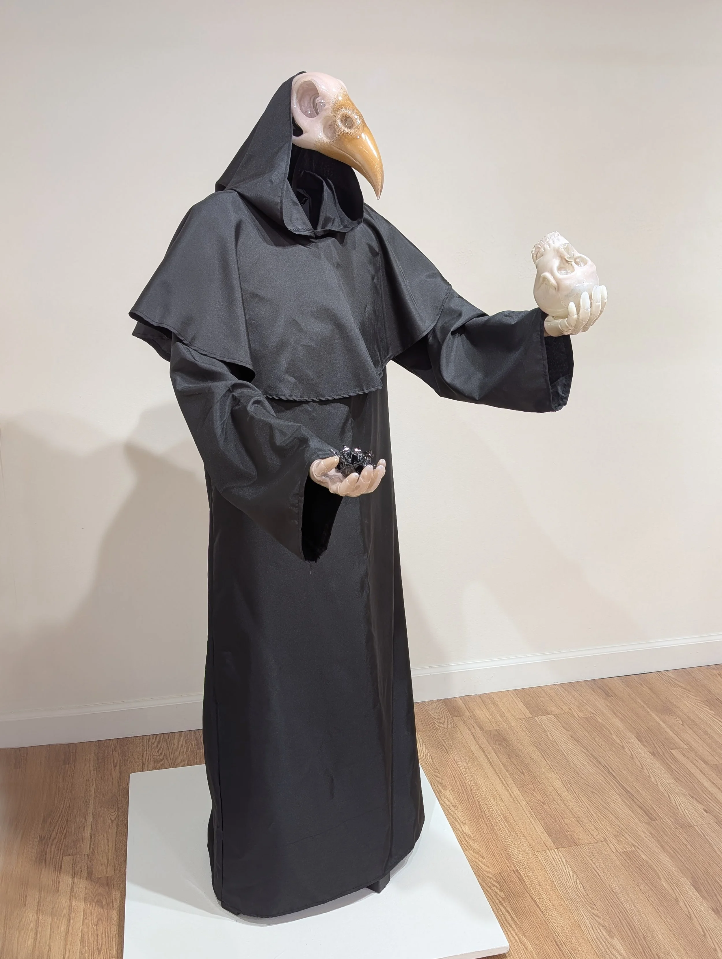 Avis Umbrae
Hot Sculpted Glass, Steel, Fabric
Life-sized figure
2025