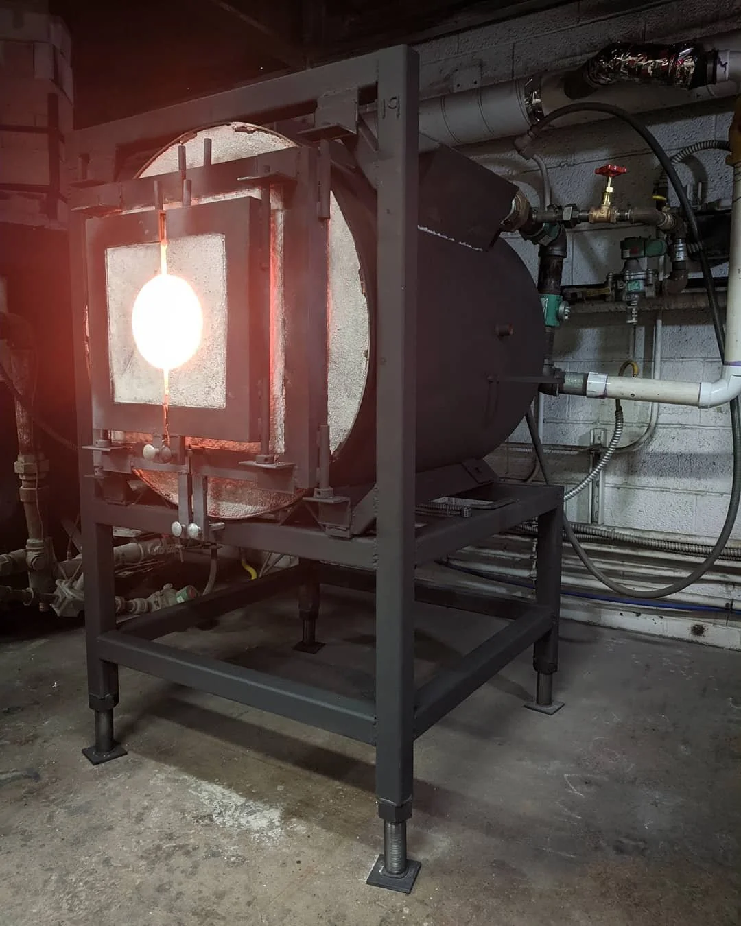 Gloryhole:
Designed and fabricated brick reheating chamber with ribbon burner: 13” retention ring opening, 16” interior diameter, 24.5” depth. 2019.