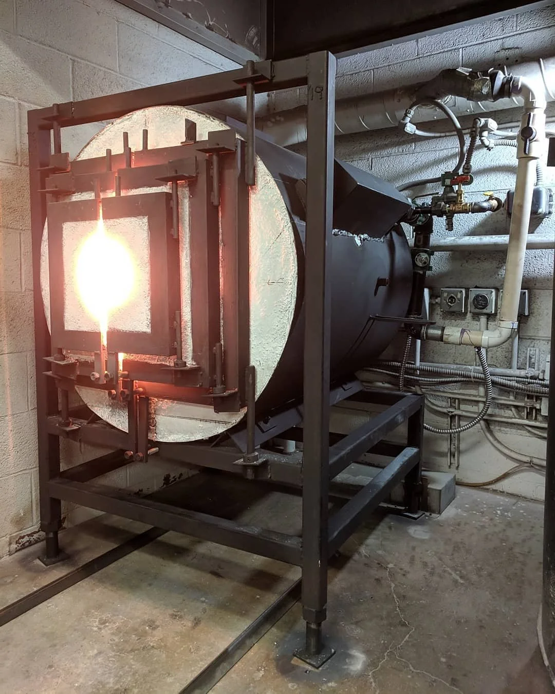 Gloryhole:
Designed and fabricated brick reheating chamber: 20” retention ring opening, 24” interior diameter, 33” depth. 2019.