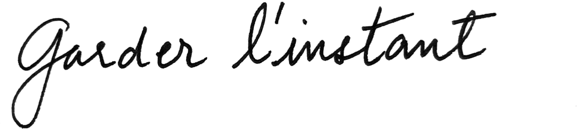 Texte en français : "Garder l'instant" écrit en script élégant. 17:17 joaillerie