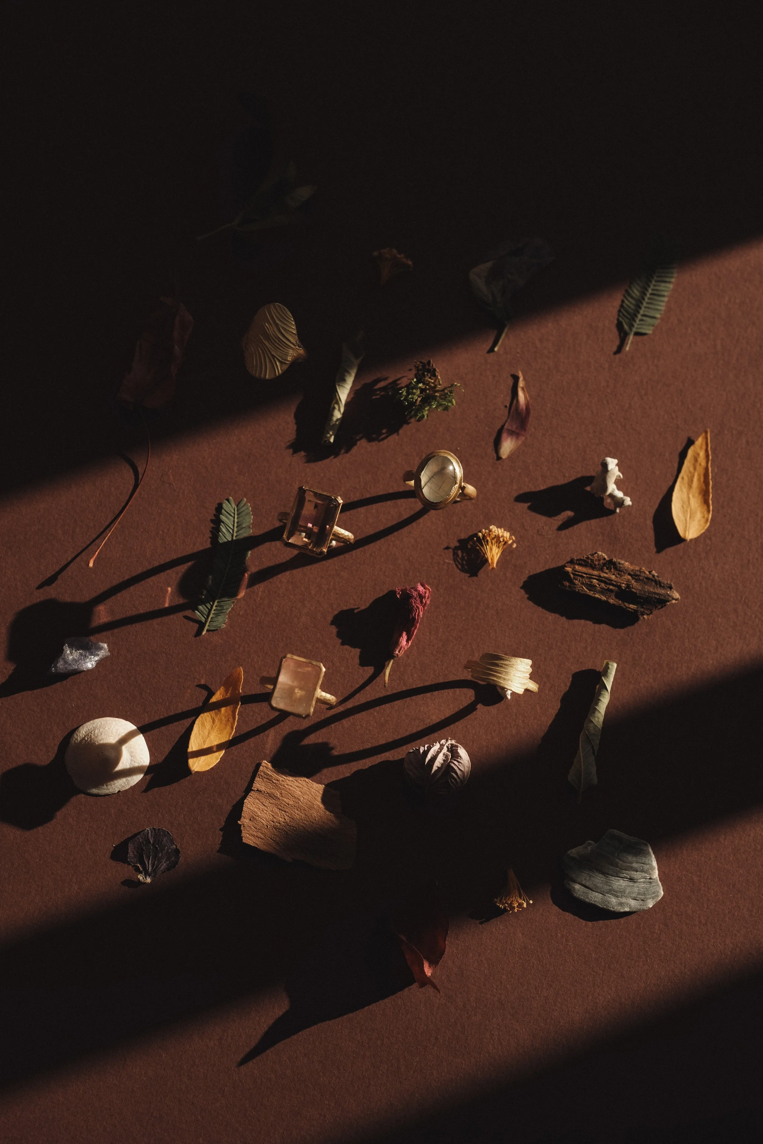 Collection de bijoux, pierres, feuilles et objets 17:17 Joaillerie