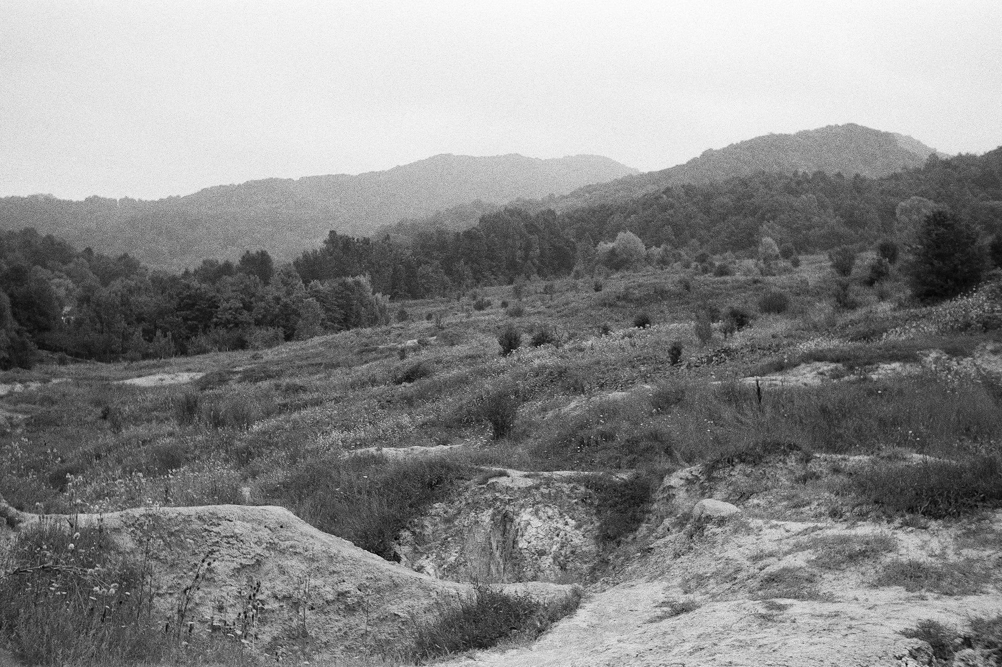 Lacul sărat Telega -Path and hills between middle and upper lakes