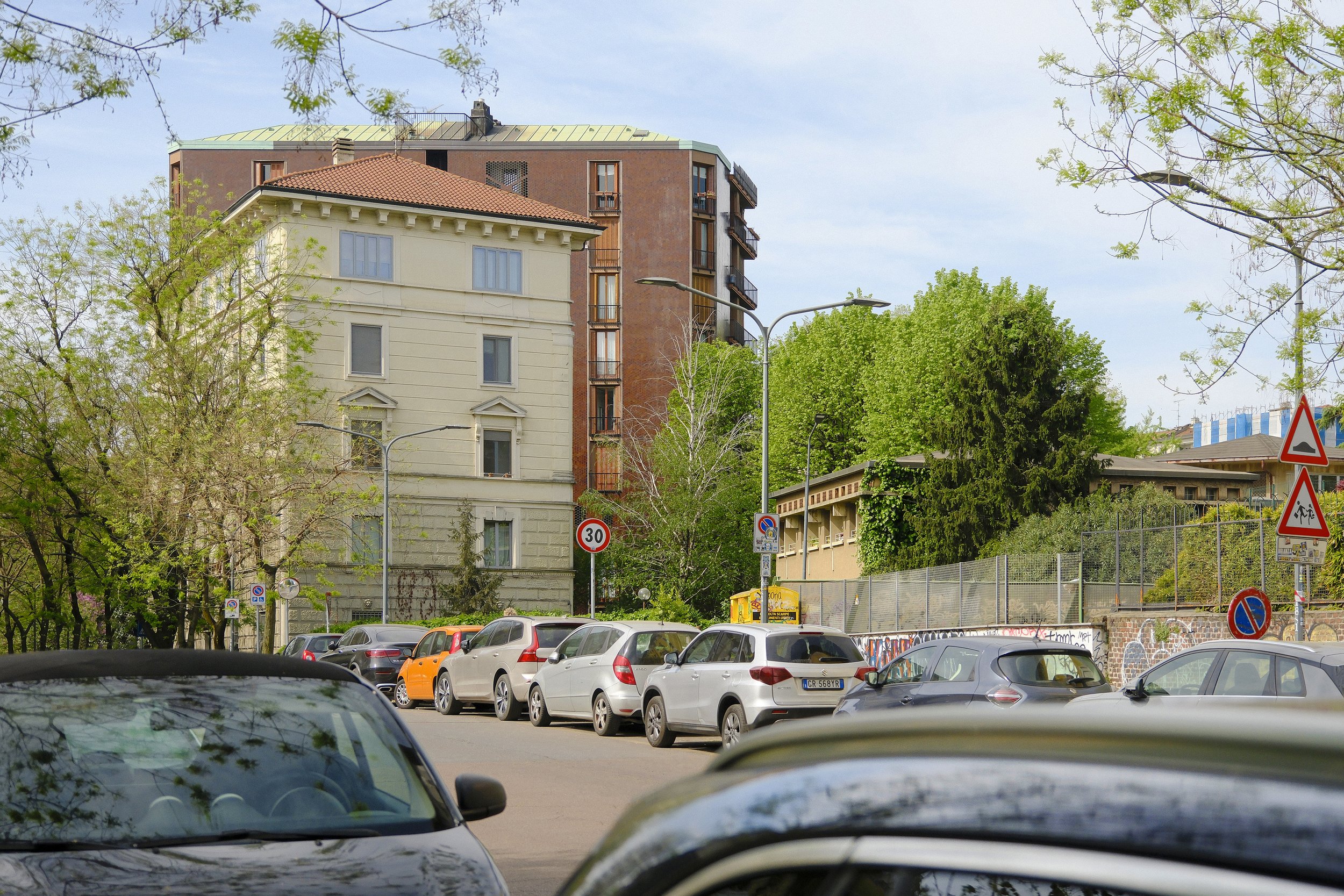 Apartment building Via Massena 18 Milano, Luigi Caccia Dominioni - Street