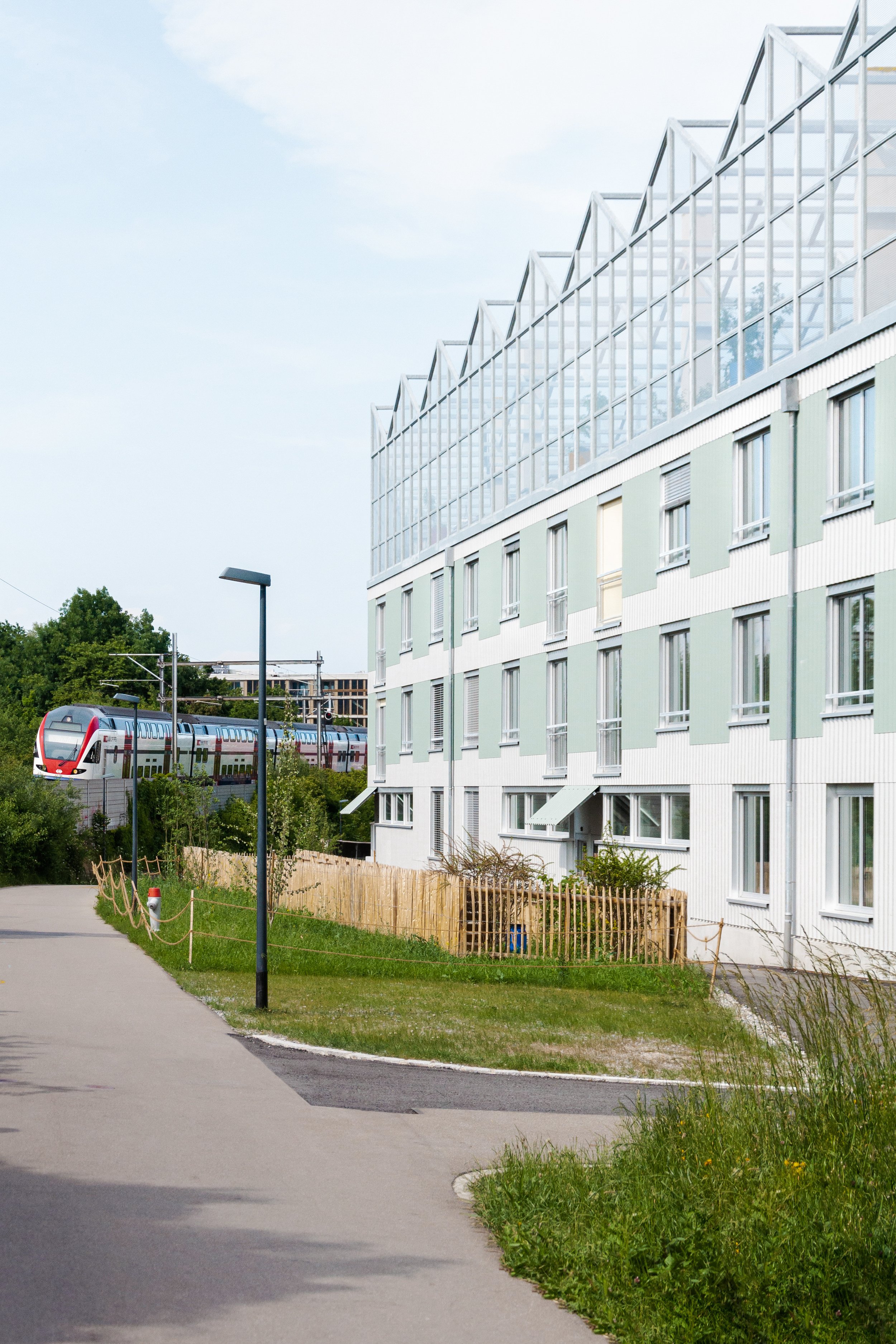Hochbord Westhof Dübendorf, Conen Sigl - Rooftop Greenhouse and Train