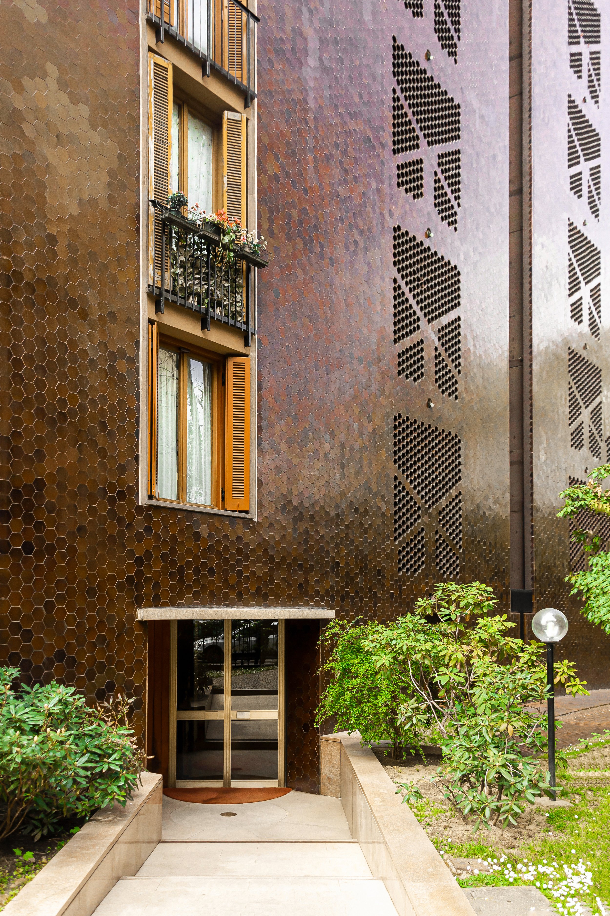 Apartment building Via Massena 18 Milano, Luigi Caccia Dominioni - Main entrance