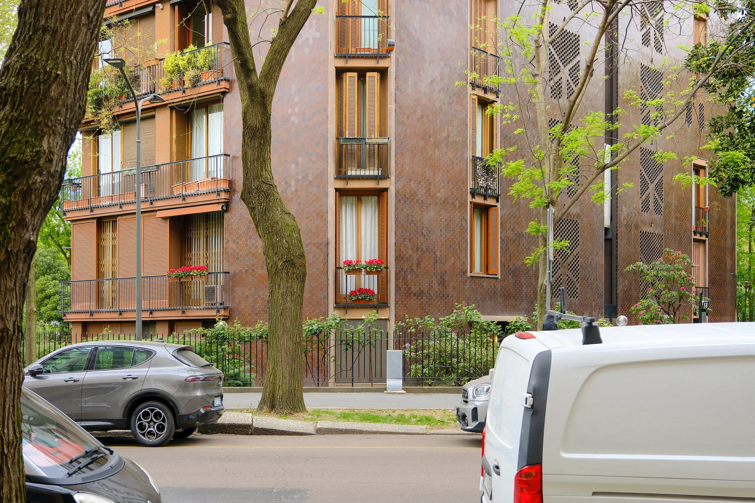 Apartment building Via Massena 18 Milano, Luigi Caccia Dominioni - Street