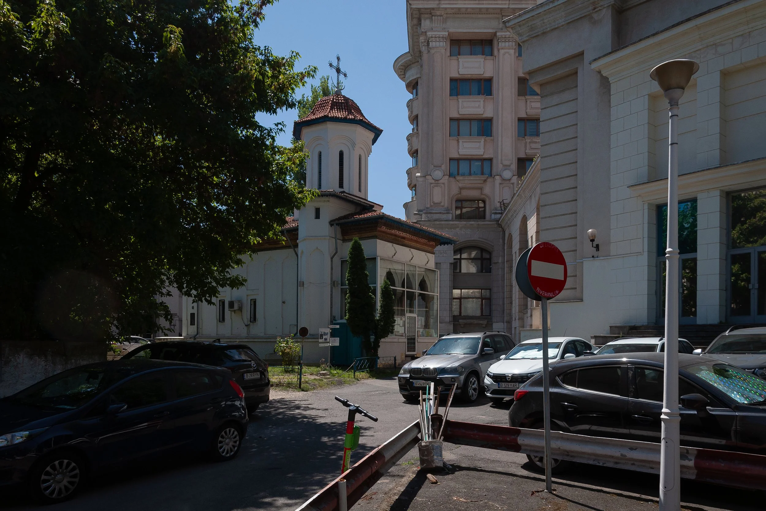 Biserica Buna Vestire, Schitul Maicilor behind communist block in Bucharest