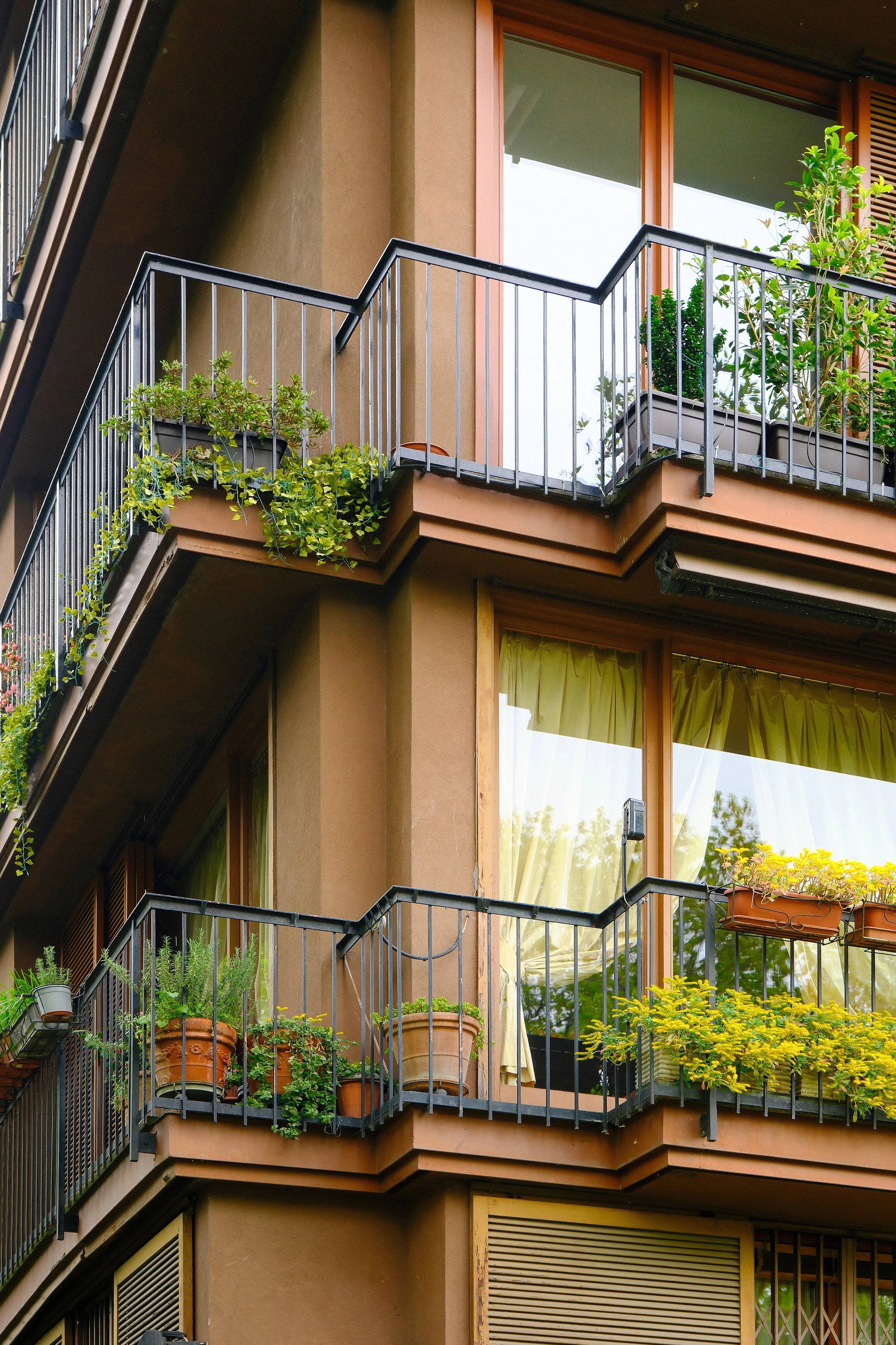 Apartment building Via Massena 18 Milano, Luigi Caccia Dominioni - Facade detail
