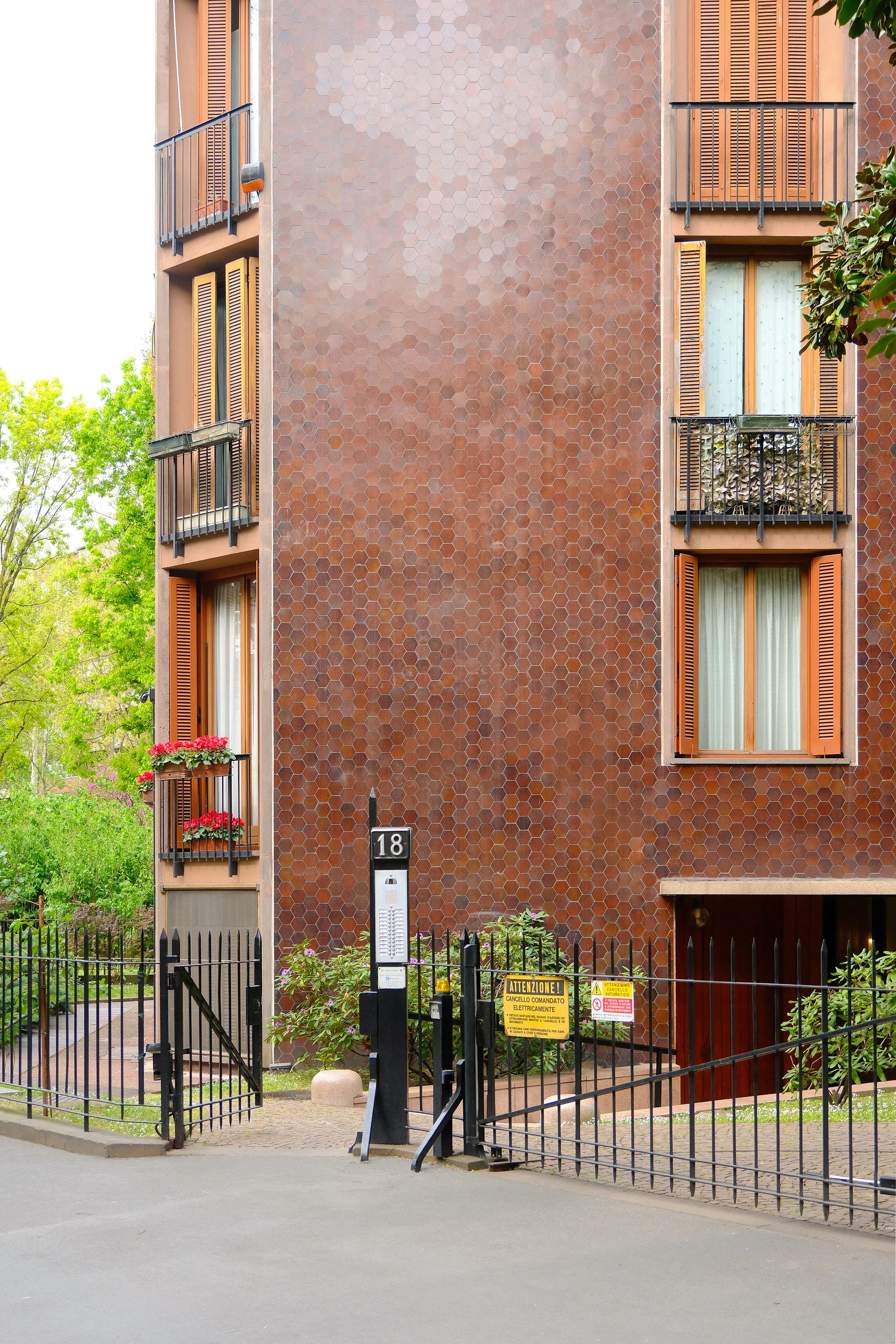 Apartment building Via Massena 18 Milano, Luigi Caccia Dominioni - Main entrance gate