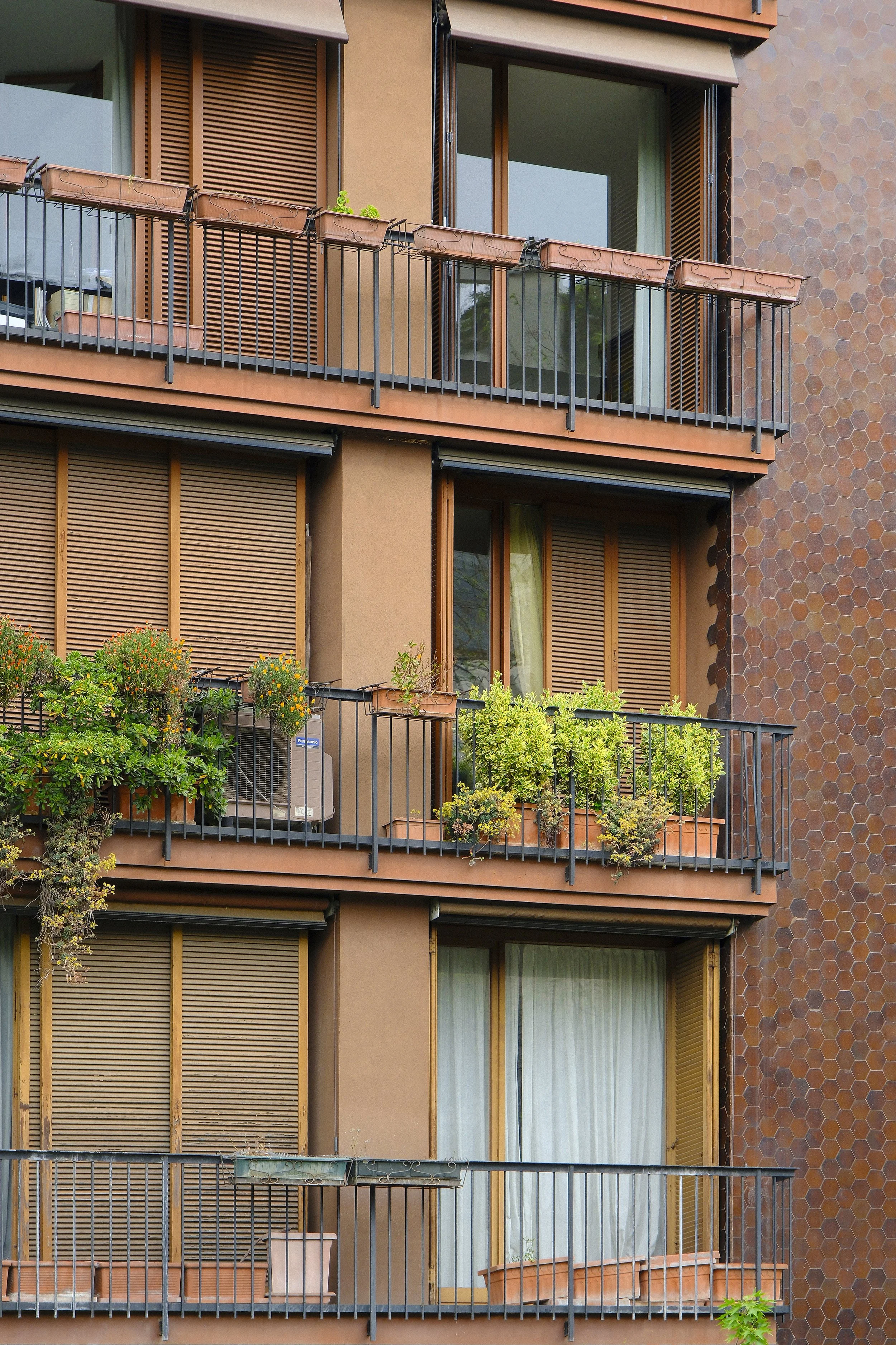 Apartment building Via Massena 18 Milano, Luigi Caccia Dominioni - Facade detail