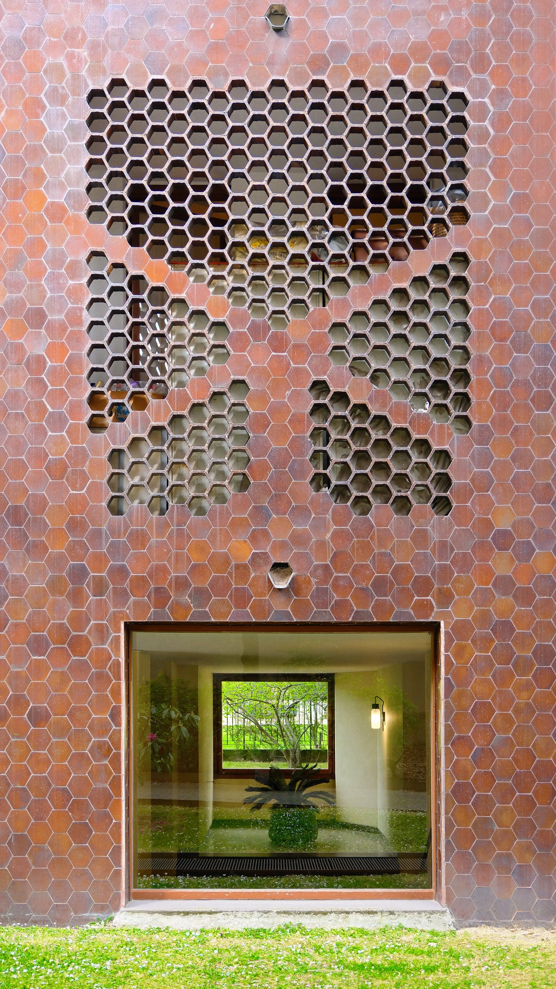 Apartment building Via Massena 18 Milano, Luigi Caccia Dominioni - Facade detail