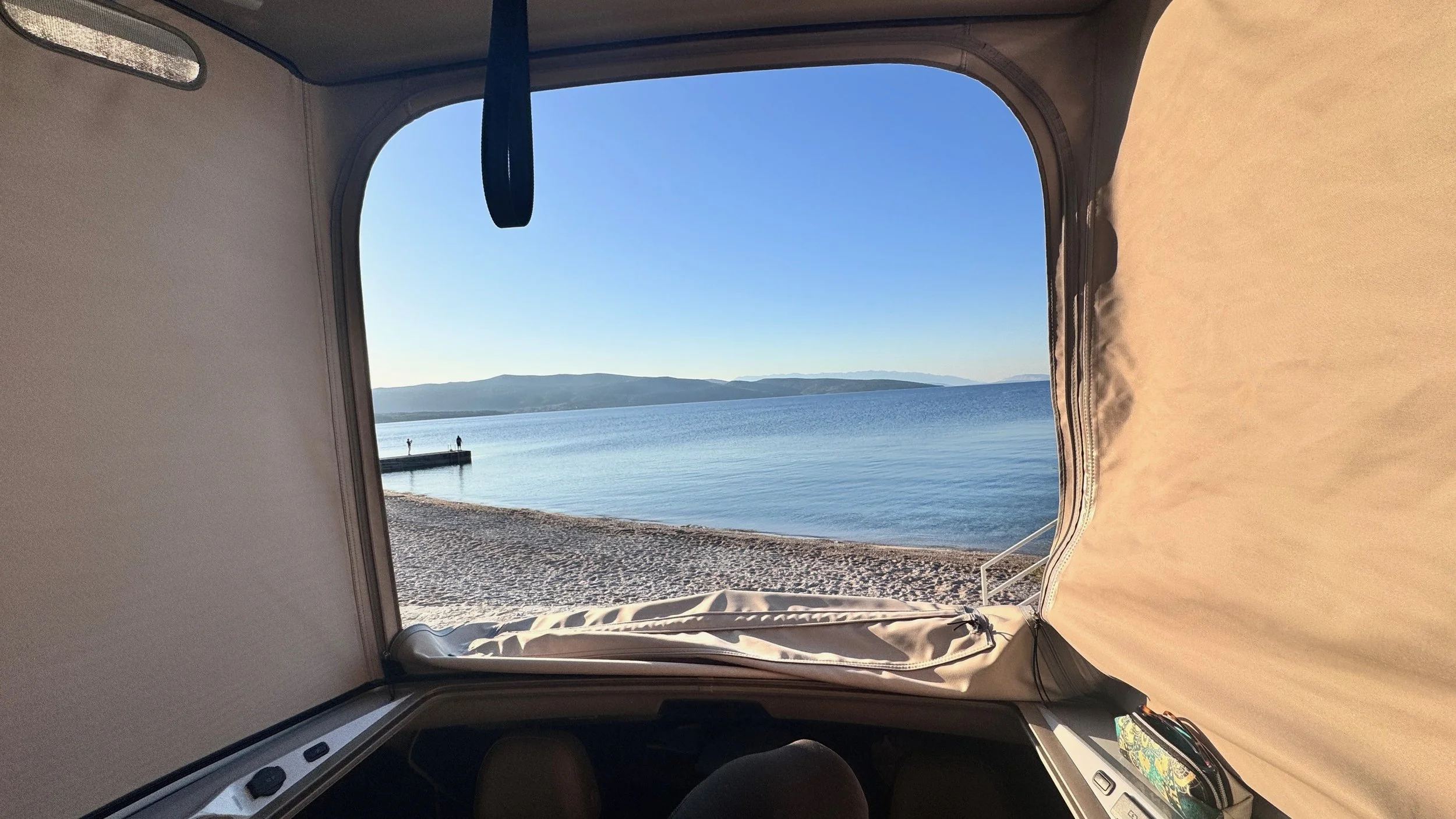 Vyklápaná postel vw california t7