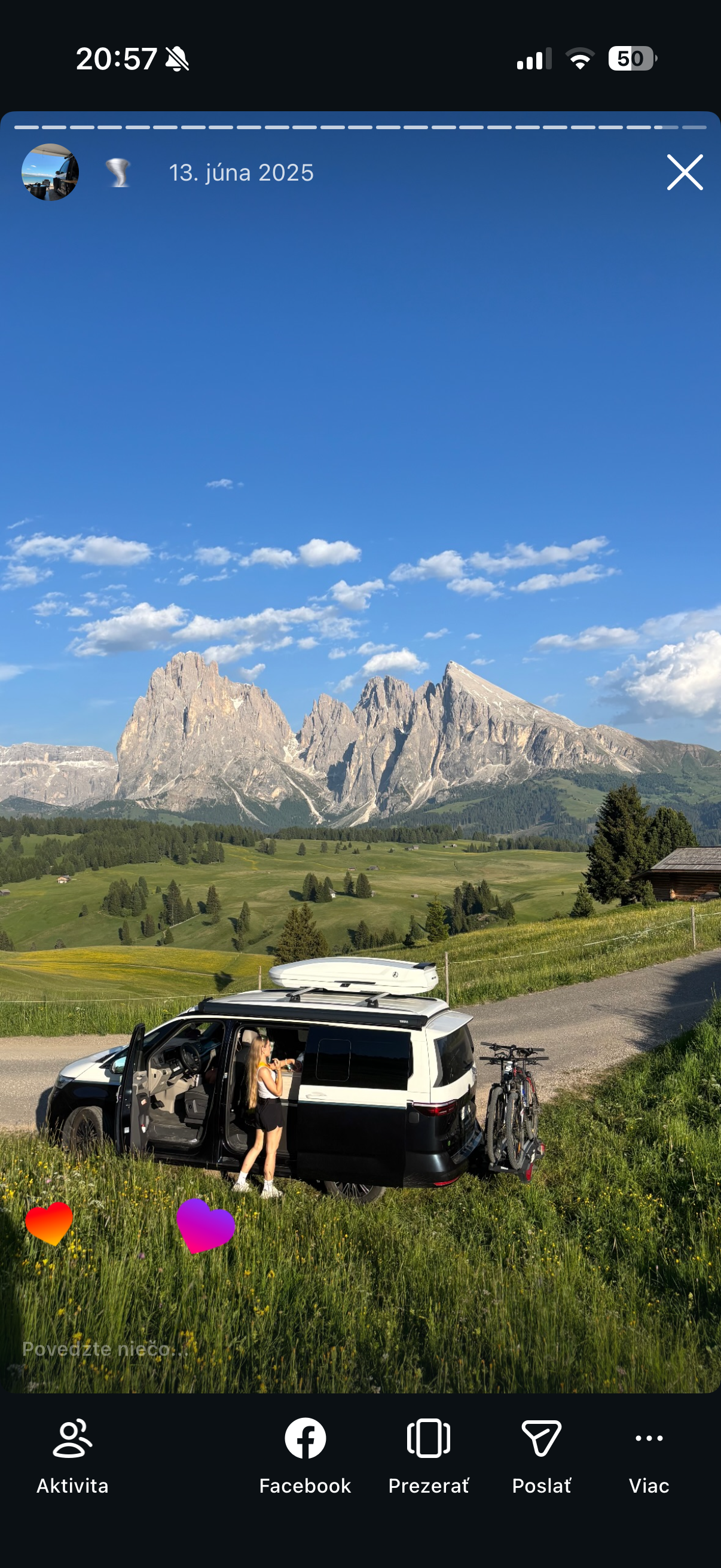 Kempovanie v horách s camper vanom a výhľadom na hory