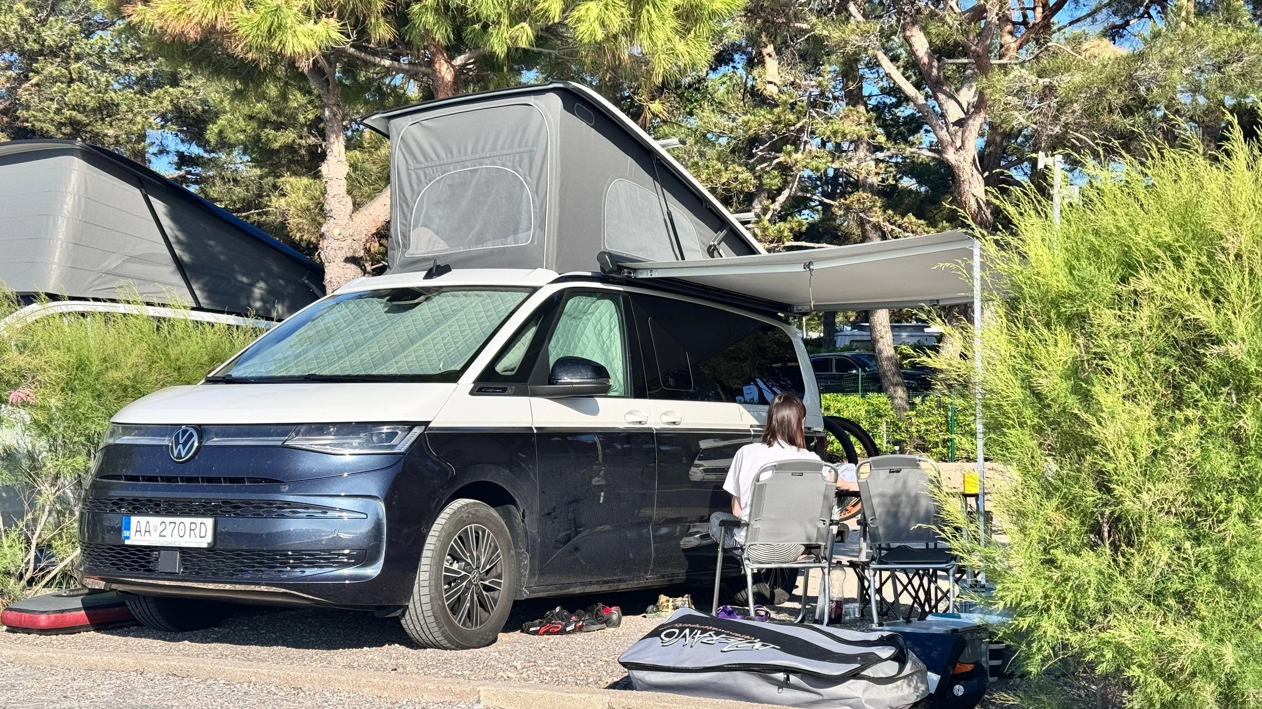 Kempovanie s Volkswagen California – stoličky a stôl v prírode