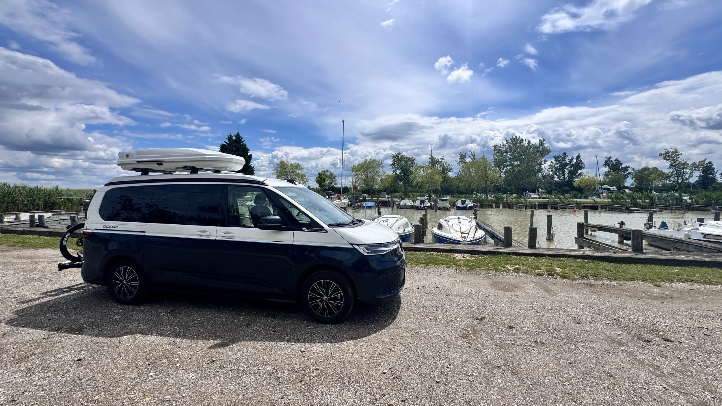 Kempovanie v horách s camper vanom a výhľadom na hory