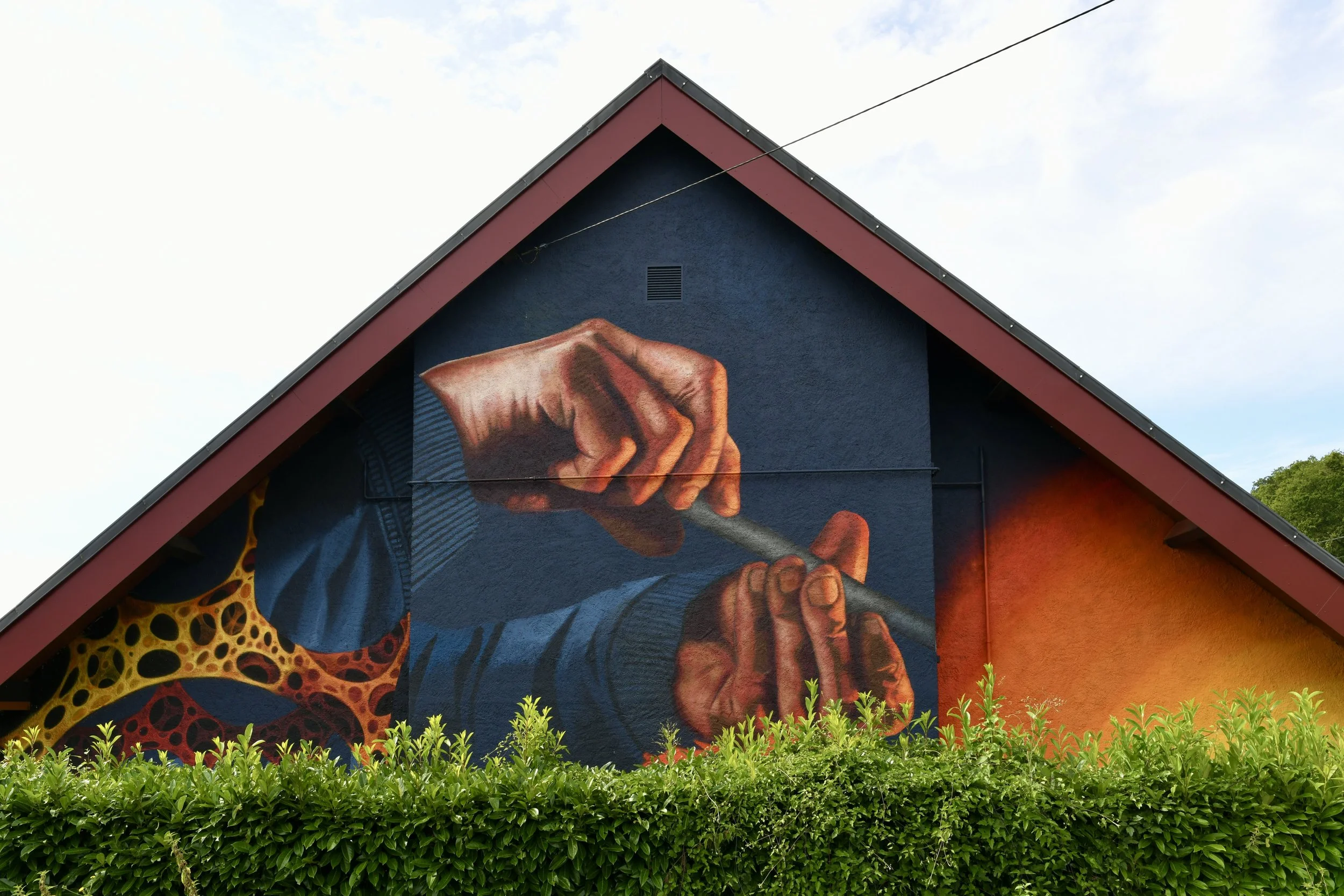 Détail de la fresque murale représentant les mains de verriers au travail, à la Maison des Verriers de Bagneaux-sur-Loing.