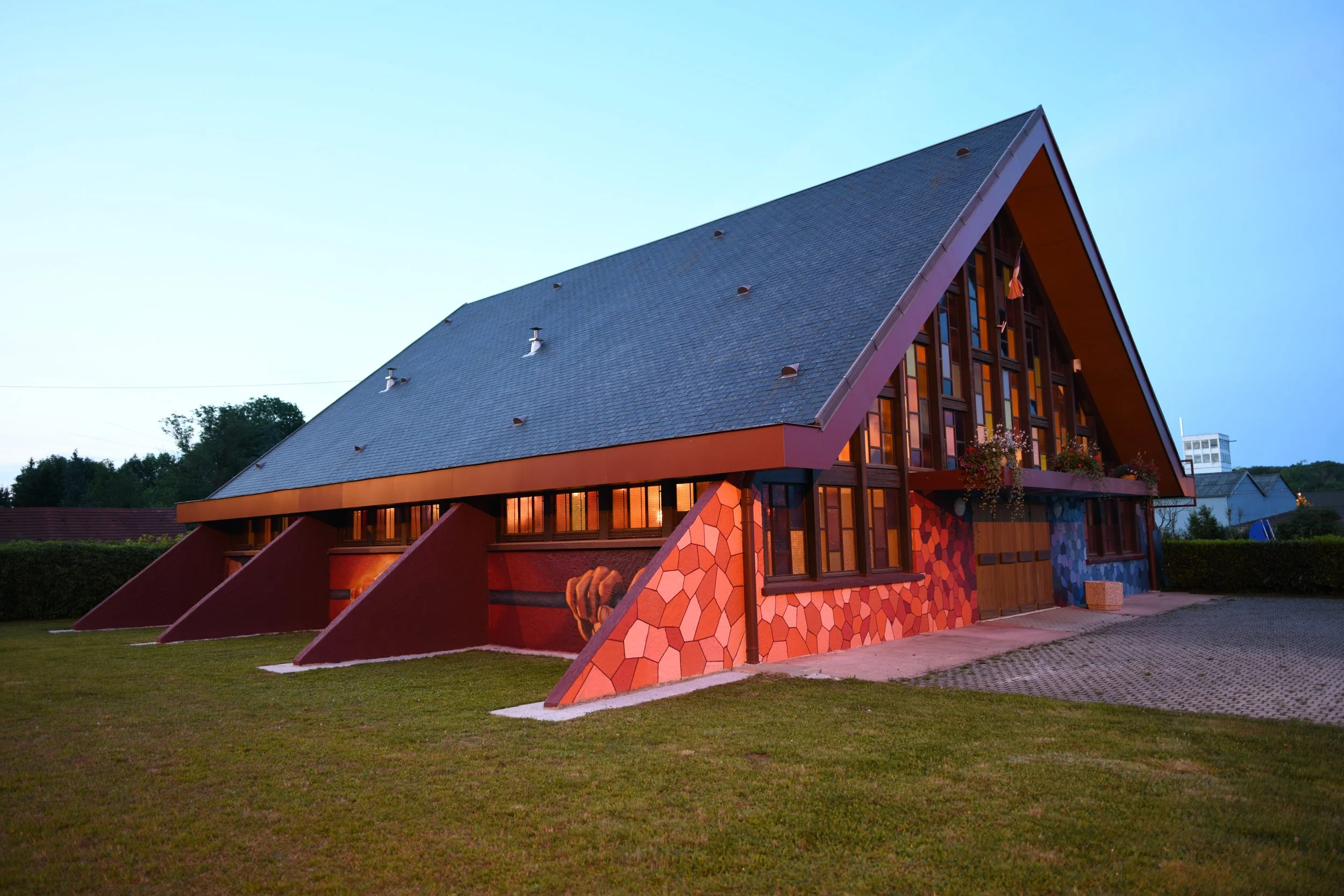 Fresque murale de la Maison des Verriers à Bagneaux-sur-Loing (77), réalisée sur les façades du bâtiment culturel.
 Copier