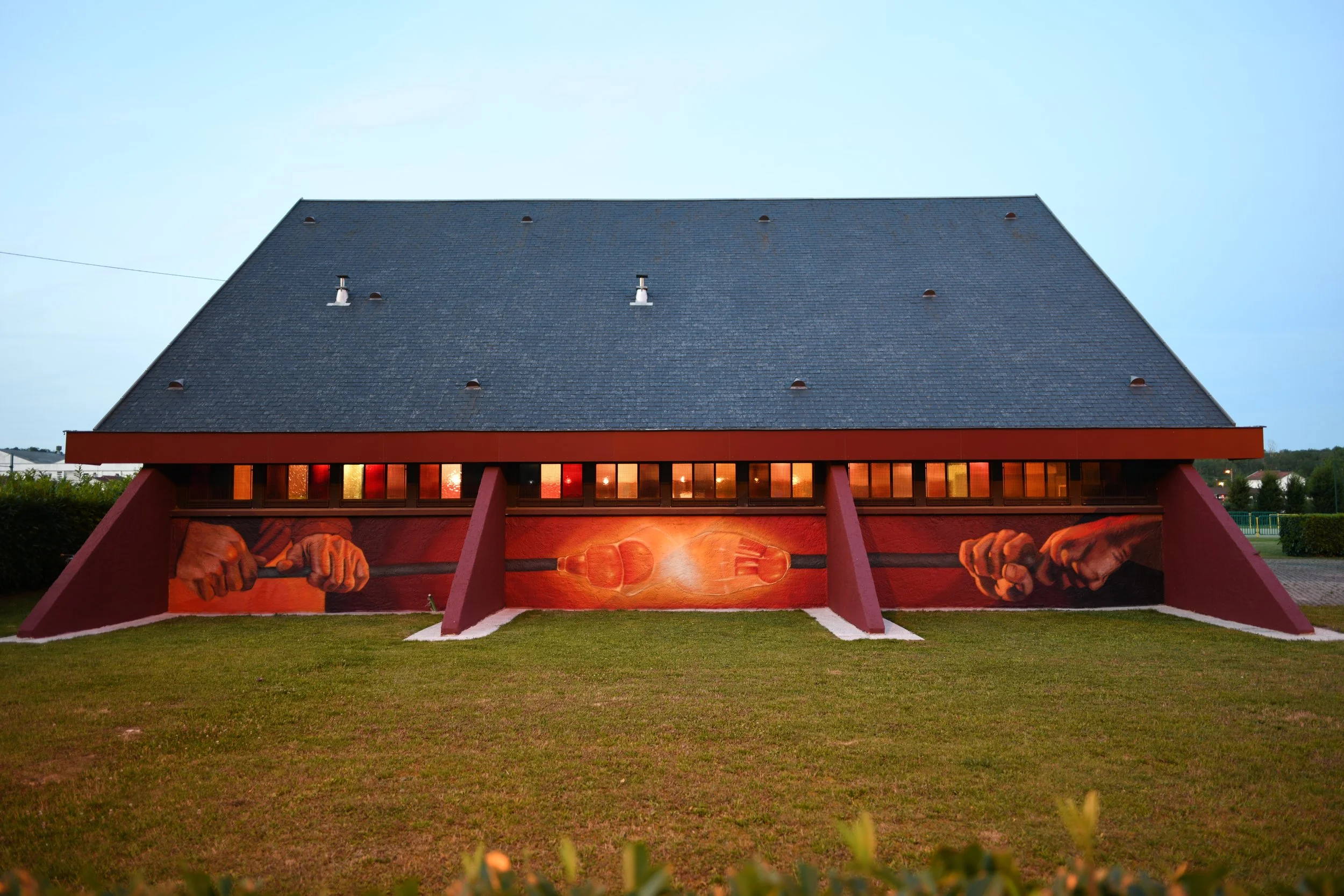 Détail de la fresque murale représentant les mains de verriers au travail, à la Maison des Verriers de Bagneaux-sur-Loing.

