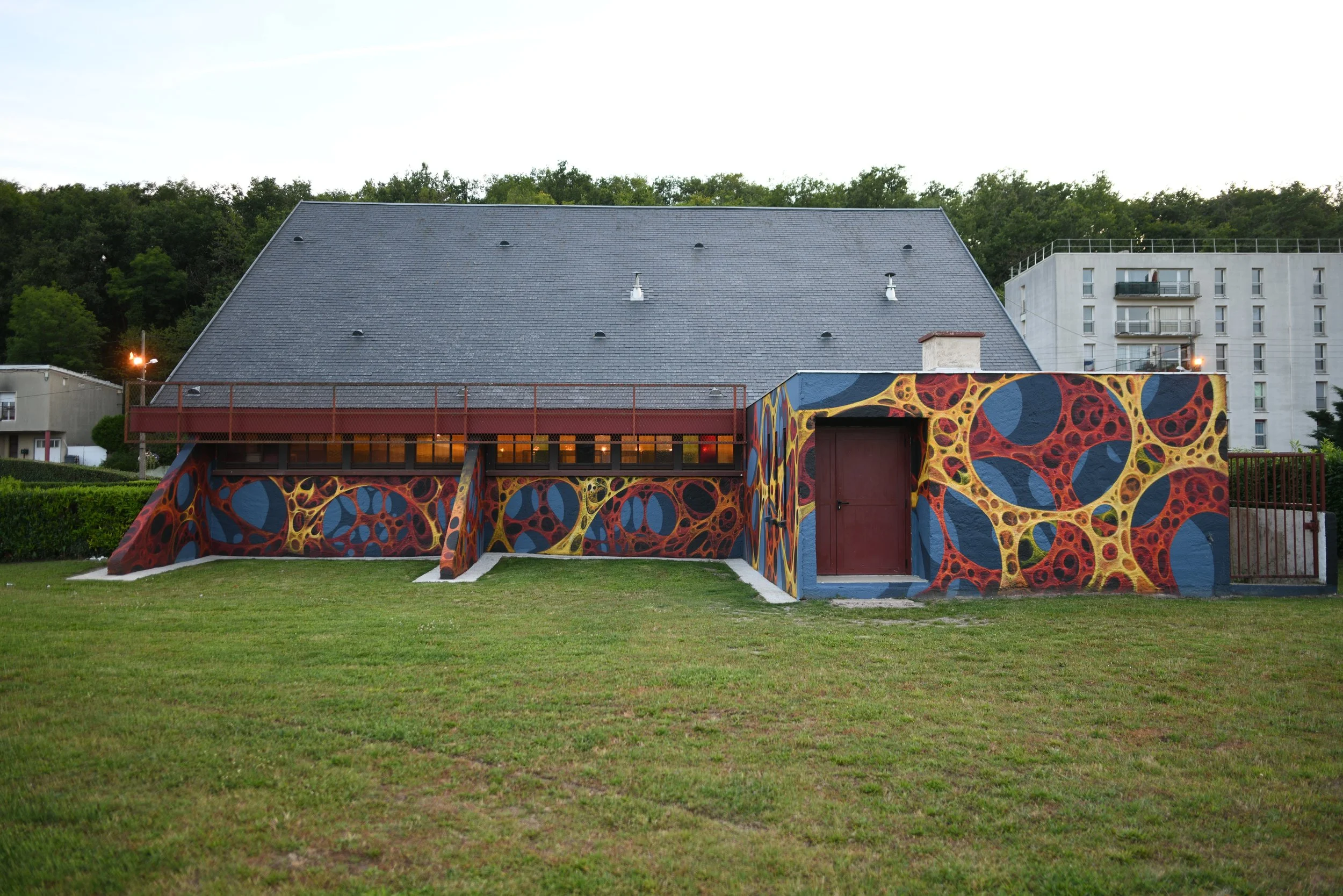 Détail de la peinture murale évoquant le verre en fusion et les facettes colorées inspirées des vitraux de la Maison des Verriers.
