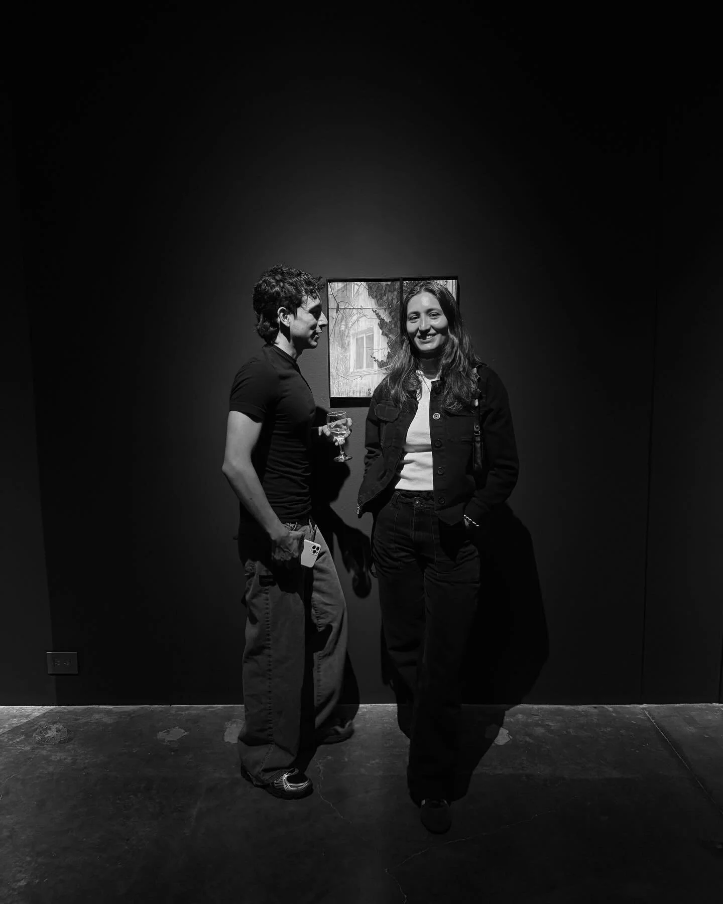 &ldquo;Apegos feroces&rdquo; de Isidora Villarino se detiene en esos espacios que la ciudad abandona pero que a&uacute;n guardan memoria. 

Me gusta que a trav&eacute;s del dibujo, Isidora captura fragmentos de ruinas urbanas cargadas de nostalgia, r