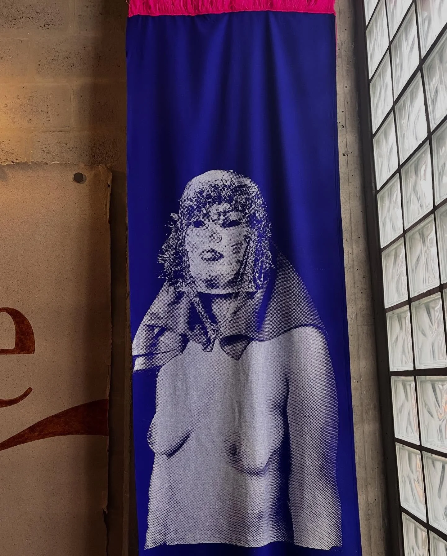 Visitado @espacioeldorado en la inauguraci&oacute;n de &ldquo;devenir el punto que no ha ca&iacute;do&rdquo; 

Felicitaciones @l_artdepreparerlesboudins incre&iacute;ble la cortina y emocionada por ver el resto de la serie!! 

Y por &uacute;ltimo gra