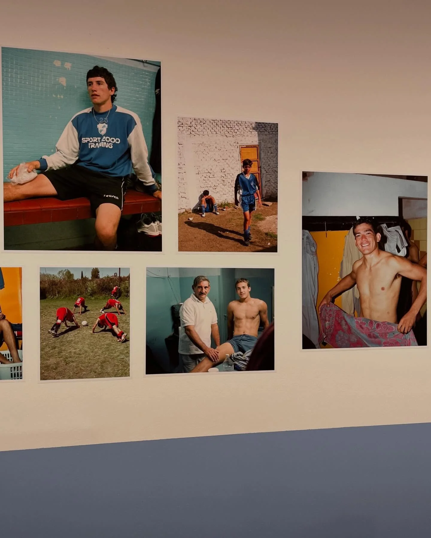 &ldquo;Tercer tiempo&rdquo; se adentra en el mundo &iacute;ntimo del f&uacute;tbol, enfoc&aacute;ndose en todo aquello que ocurre fuera del partido: el vestuario, los entrenamientos, los festejos y las derrotas. A trav&eacute;s de una mirada cercana,