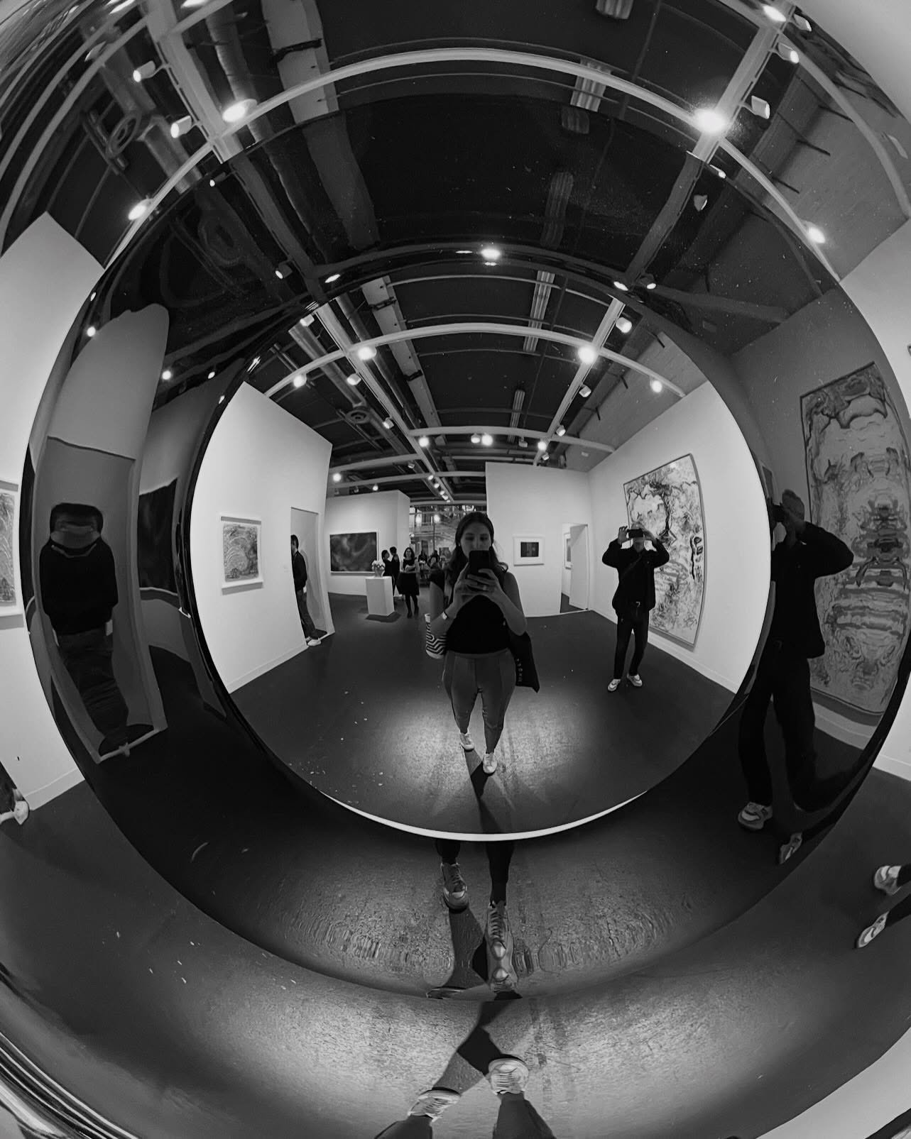 Hace unos a&ntilde;os tuve el placer de ir an Art Basel con Laura Monta&ntilde;&eacute;s, cofundadora de @the.laacc , y fue una experiencia muy especial. Poder estar en la feria m&aacute;s grande del mundo del arte y ver de cerca c&oacute;mo se mueve