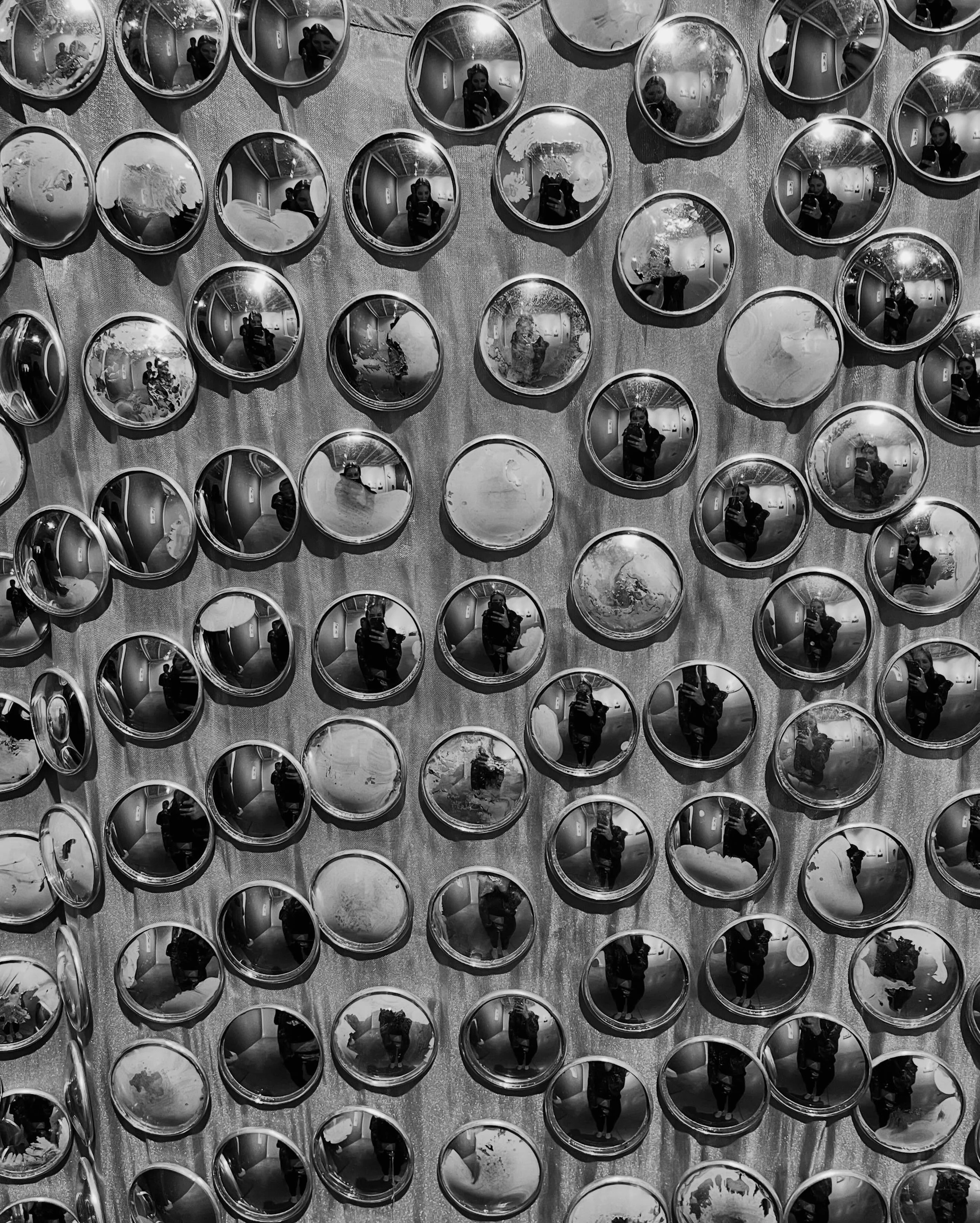 La Petite mort es una exposici&oacute;n que visit&eacute; en el 2024 en La Galeria Instituto de visi&oacute;n. Se presentaron a las artistas Mar&iacute;a Isabel Rueda y Sara Modiano, con obras que invocaban a la reflexi&oacute;n sobre los cimientos d